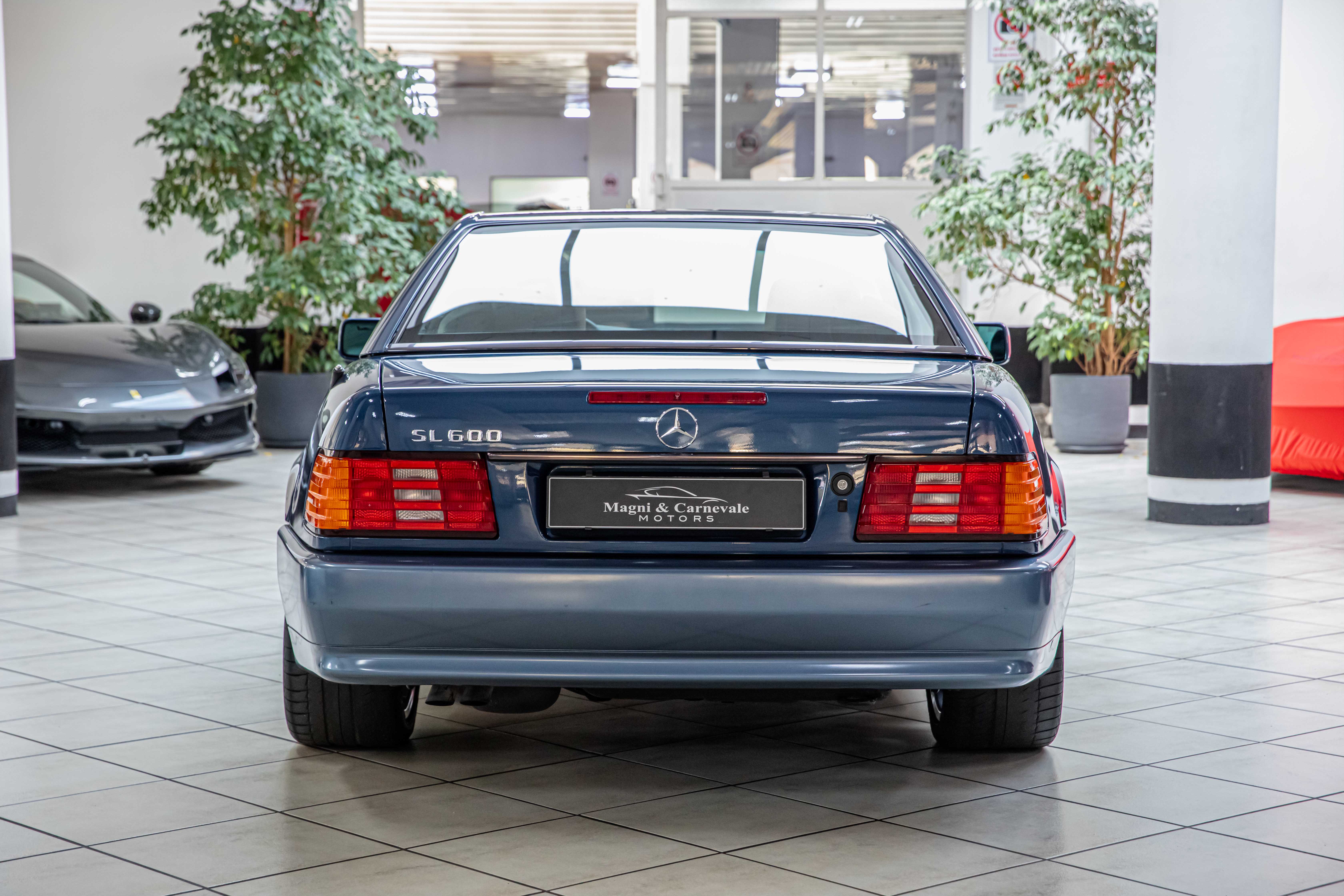 1992 Mercedes-Benz SL 600 offered by a specialist dealer in Milan, Italy, photo 10 of 20