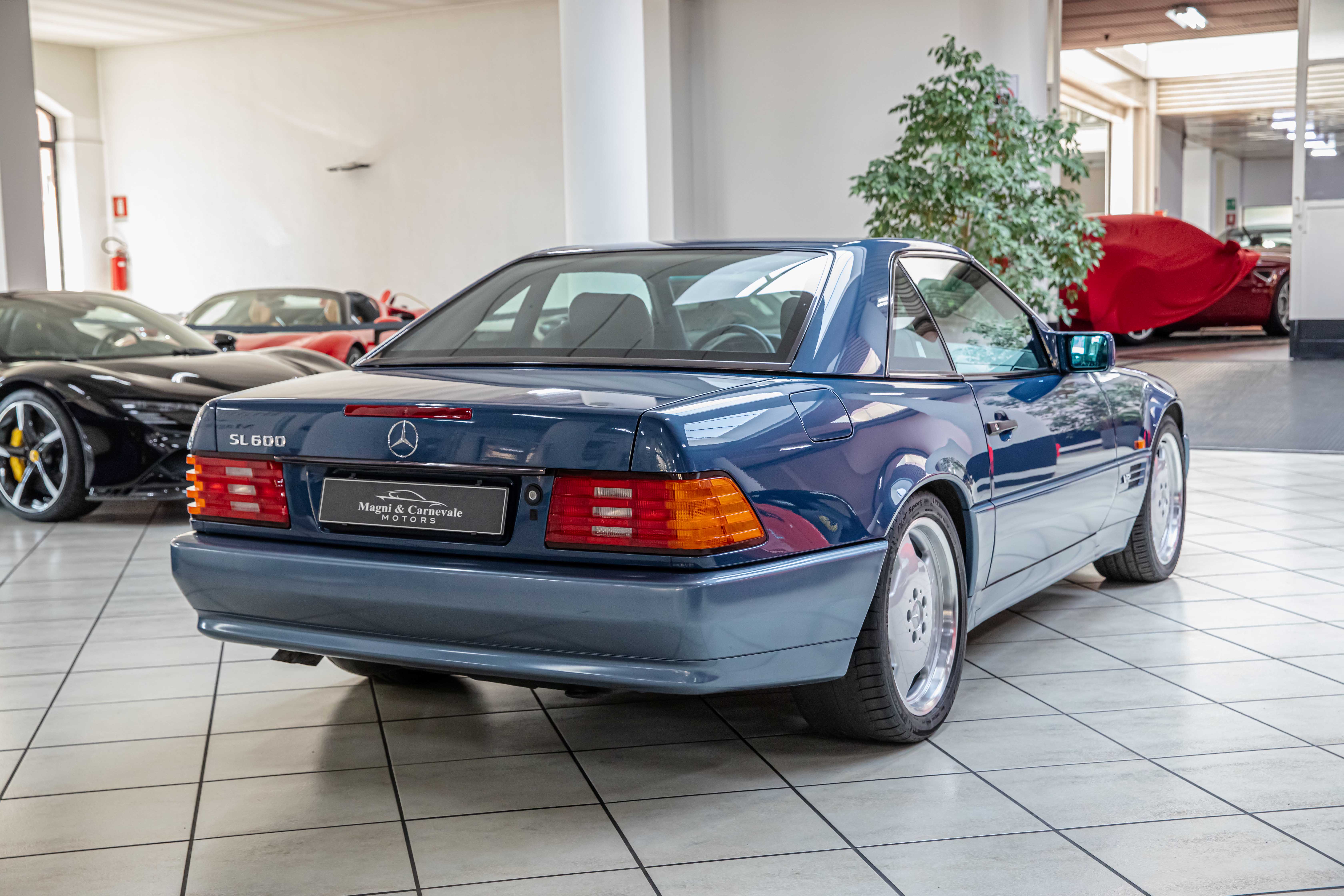 1992 Mercedes-Benz SL 600 offered by a specialist dealer in Milan, Italy, photo 11 of 20