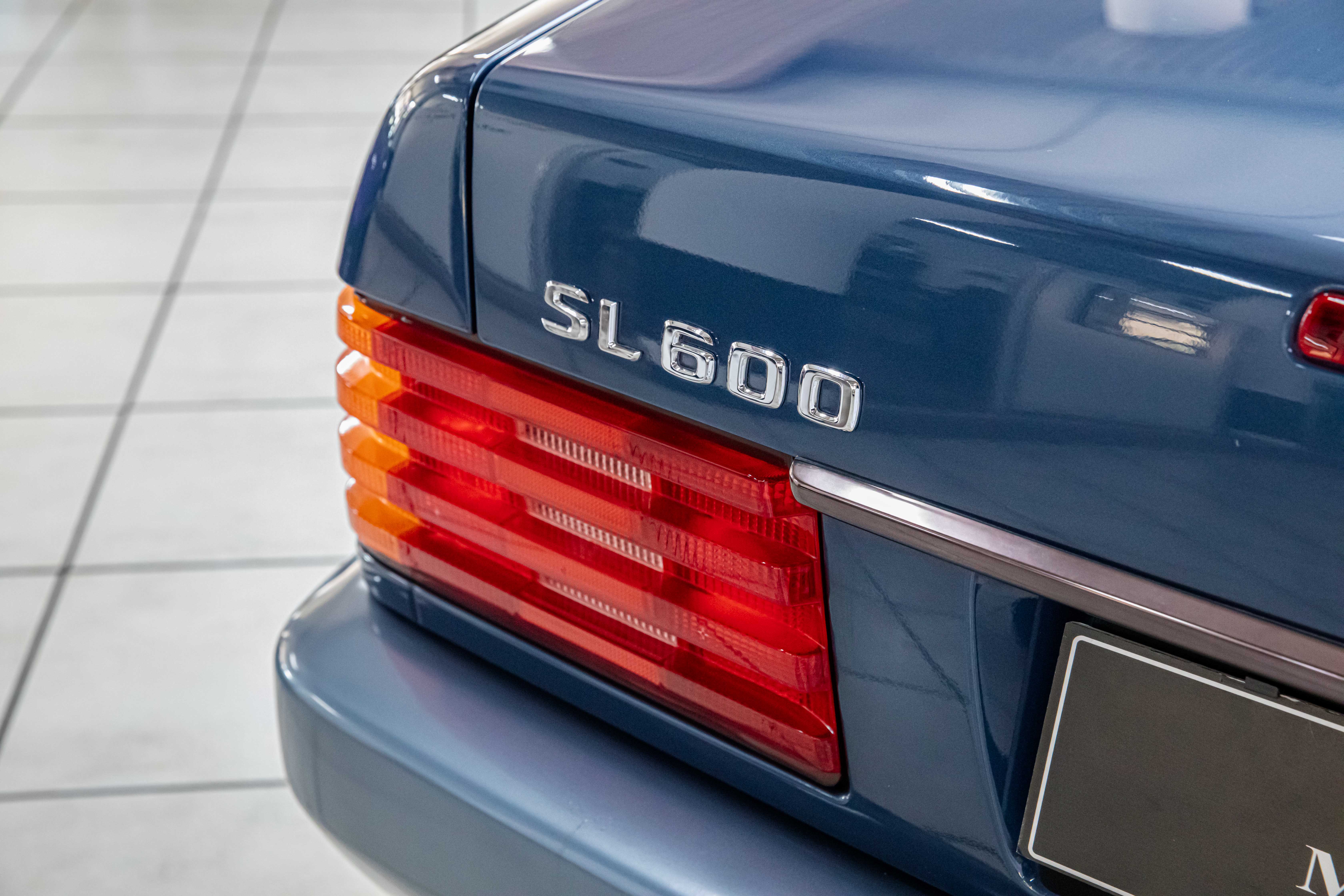 1992 Mercedes-Benz SL 600 offered by a specialist dealer in Milan, Italy, photo 19 of 20