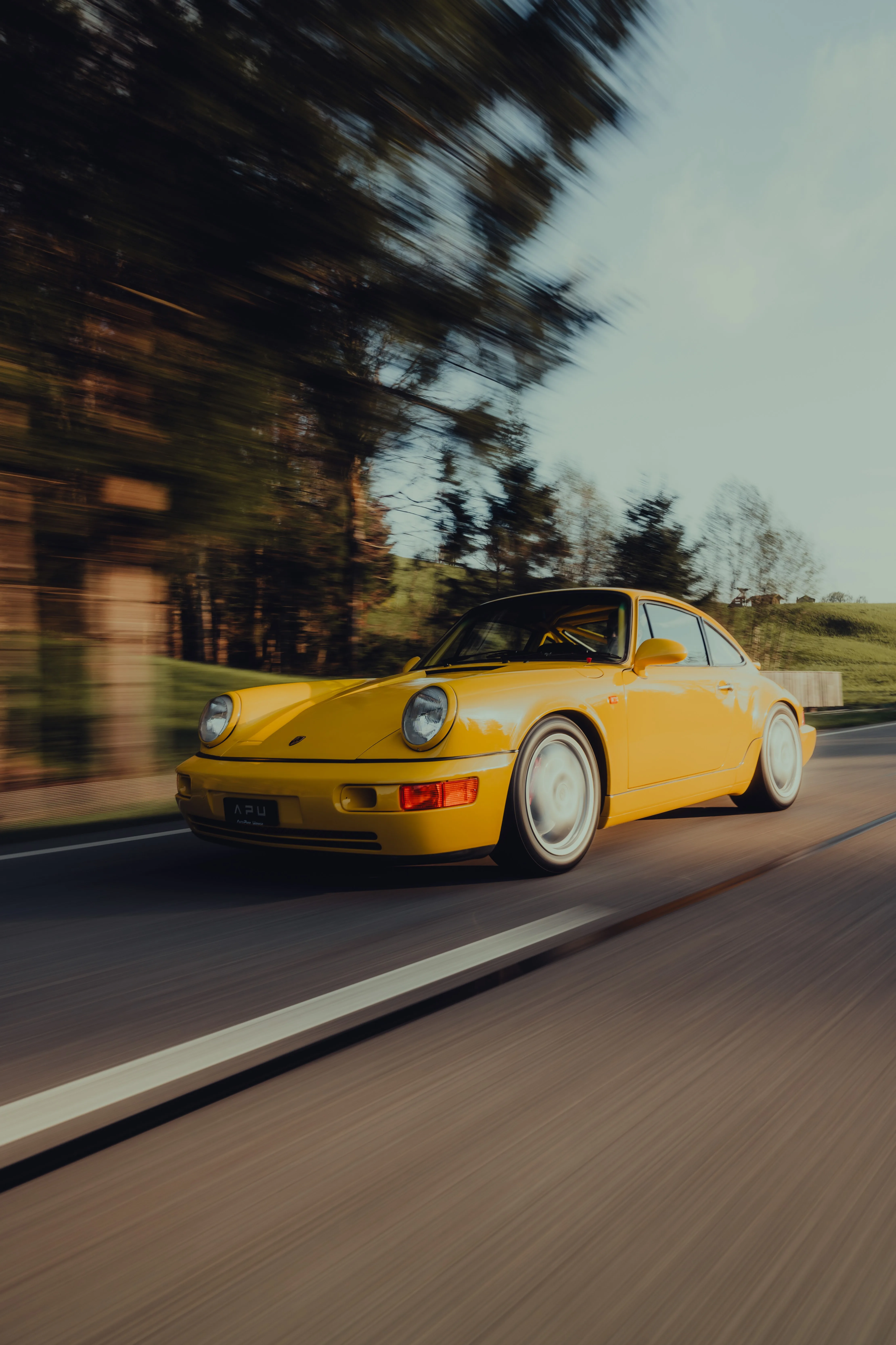 1992 Porsche 911 Carrera RS proposée par un concessionnaire spécialisé à Uznach, Suisse, photo principale