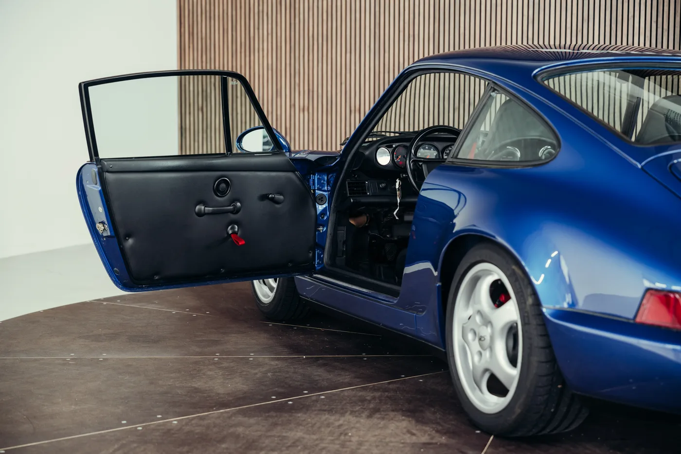 1992 Porsche 911 Carrera RS angeboten von einem Oldtimerspezialisten in Stuttgart, Deutschland, Foto 20 von 25