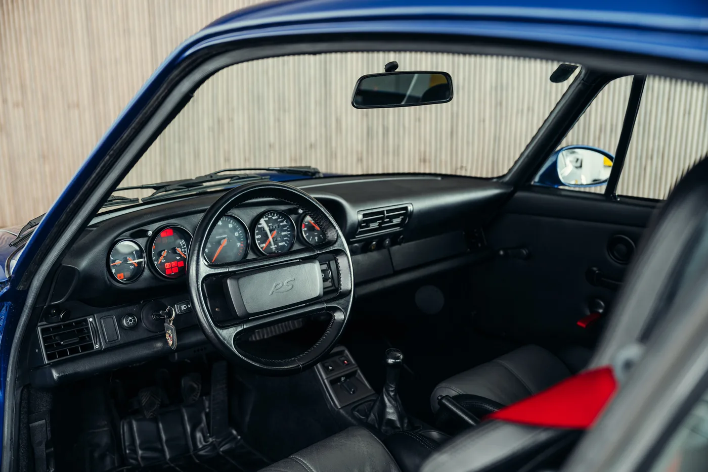 1992 Porsche 911 Carrera RS angeboten von einem Oldtimerspezialisten in Stuttgart, Deutschland, Foto 24 von 25