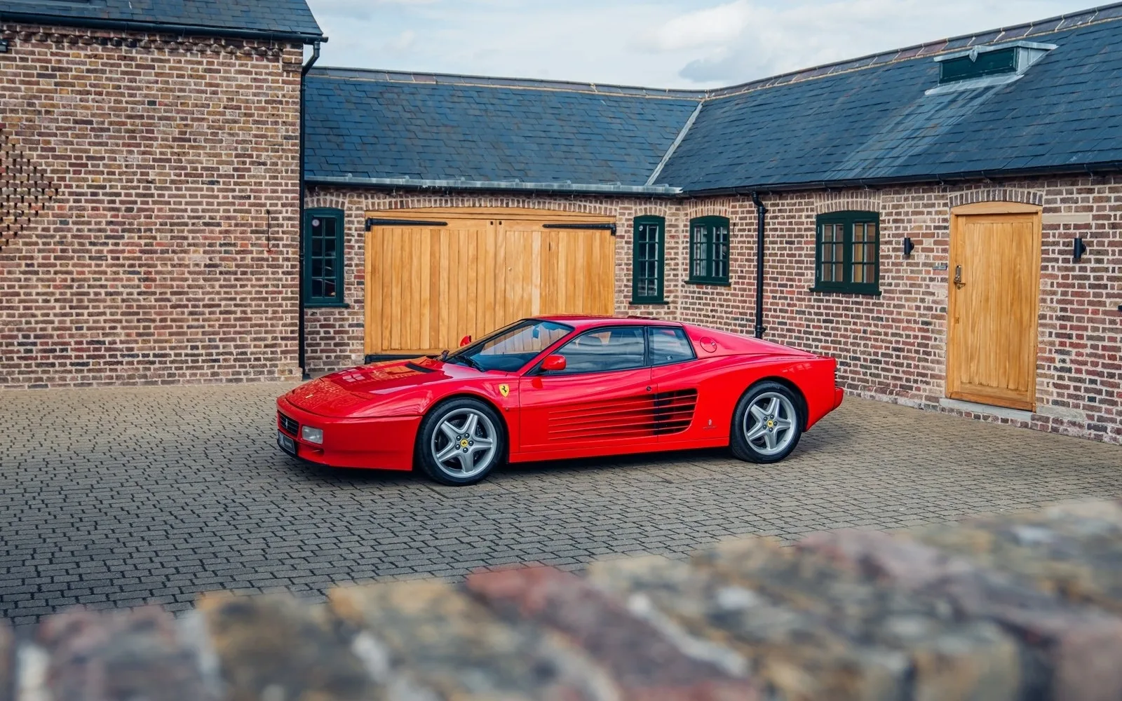 1993 Ferrari 512 TR proposée par un concessionnaire spécialisé à Chorleywood, Royaume-Uni, photo principale