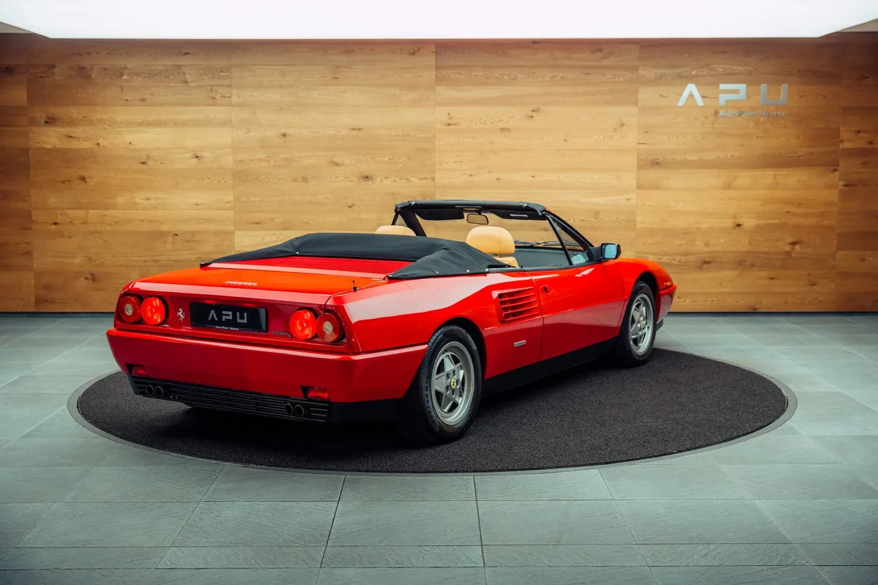 1993 Ferrari Mondial t proposée par un concessionnaire spécialisé à Uznach, Suisse, photo principale
