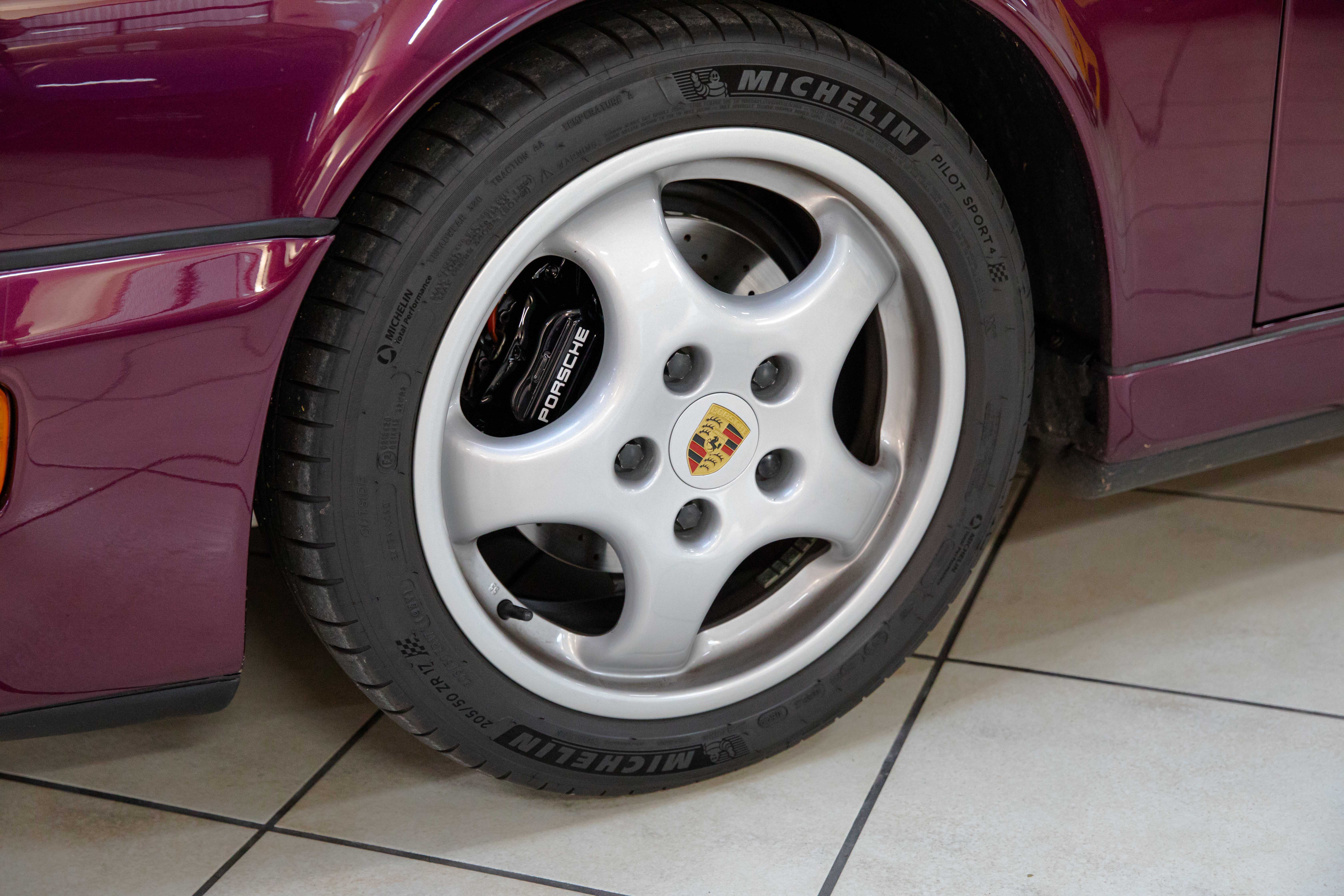 1993 Porsche 911 Carrera 2 offered by a specialist dealer in Milan, Italy, photo 12 of 20