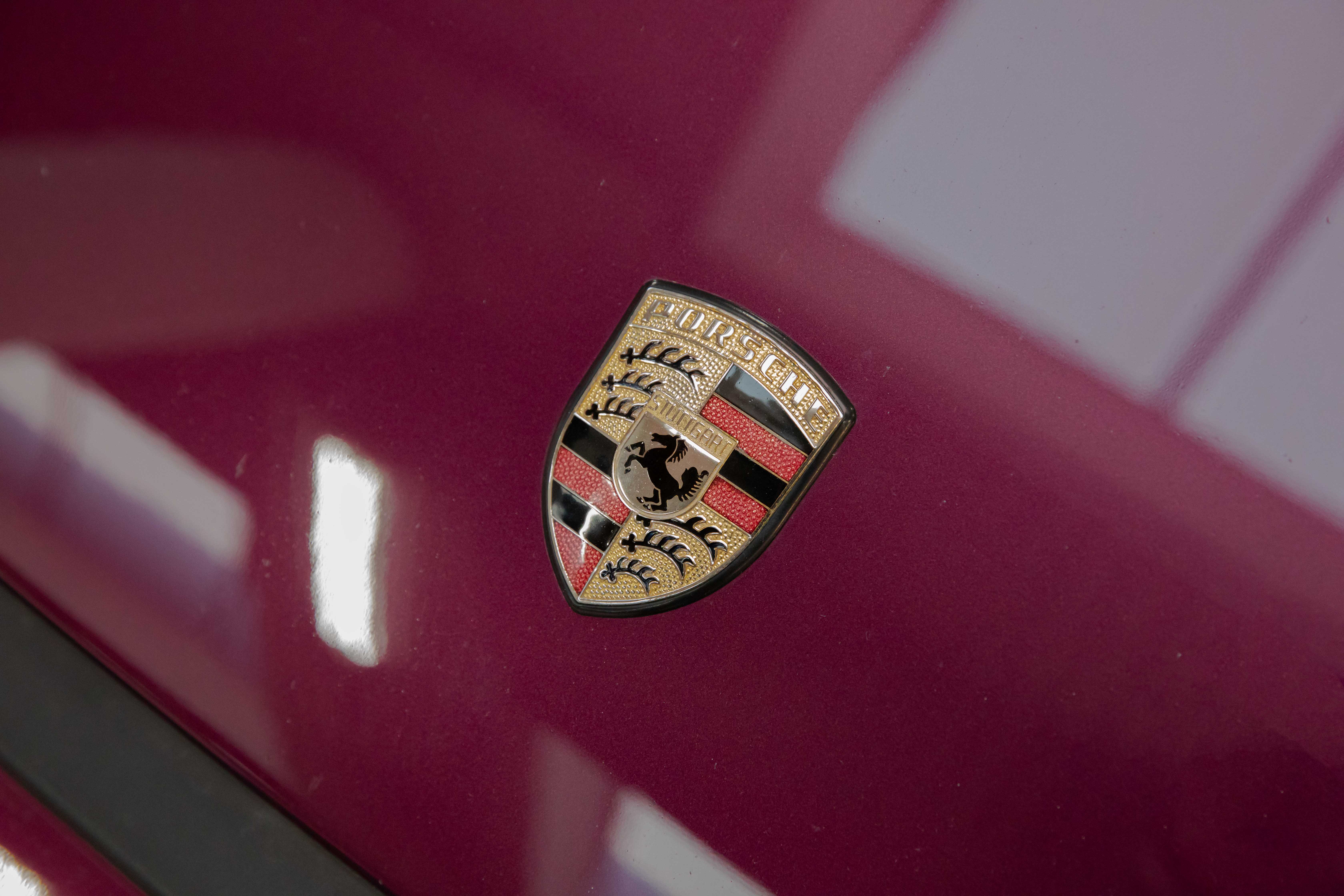 1993 Porsche 911 Carrera 2 offered by a specialist dealer in Milan, Italy, photo 15 of 20