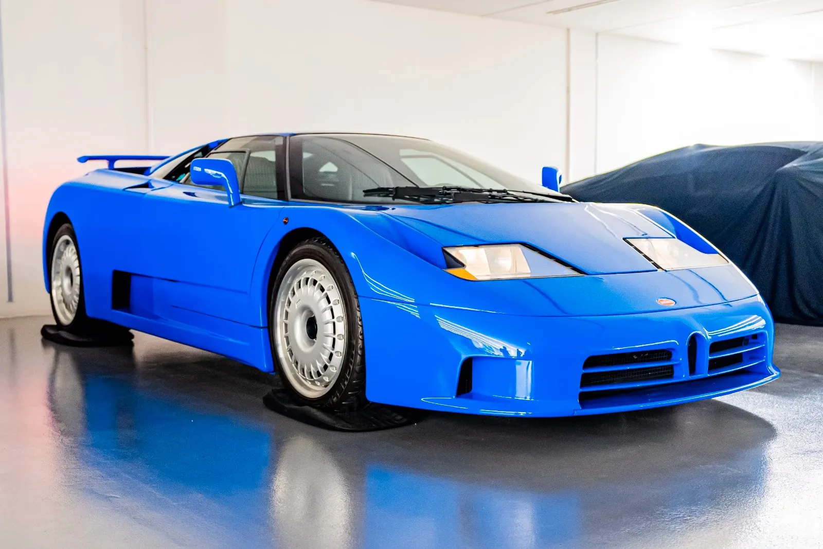 1994 Bugatti EB110 GT angeboten von einem Fachhändler in Dubai, Vereinigte Arabische Emirate, Hauptfoto