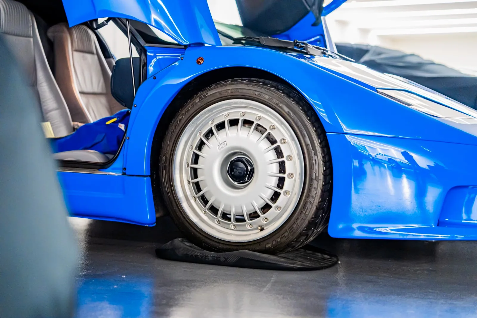 1994 Bugatti EB110 GT, 7/27
