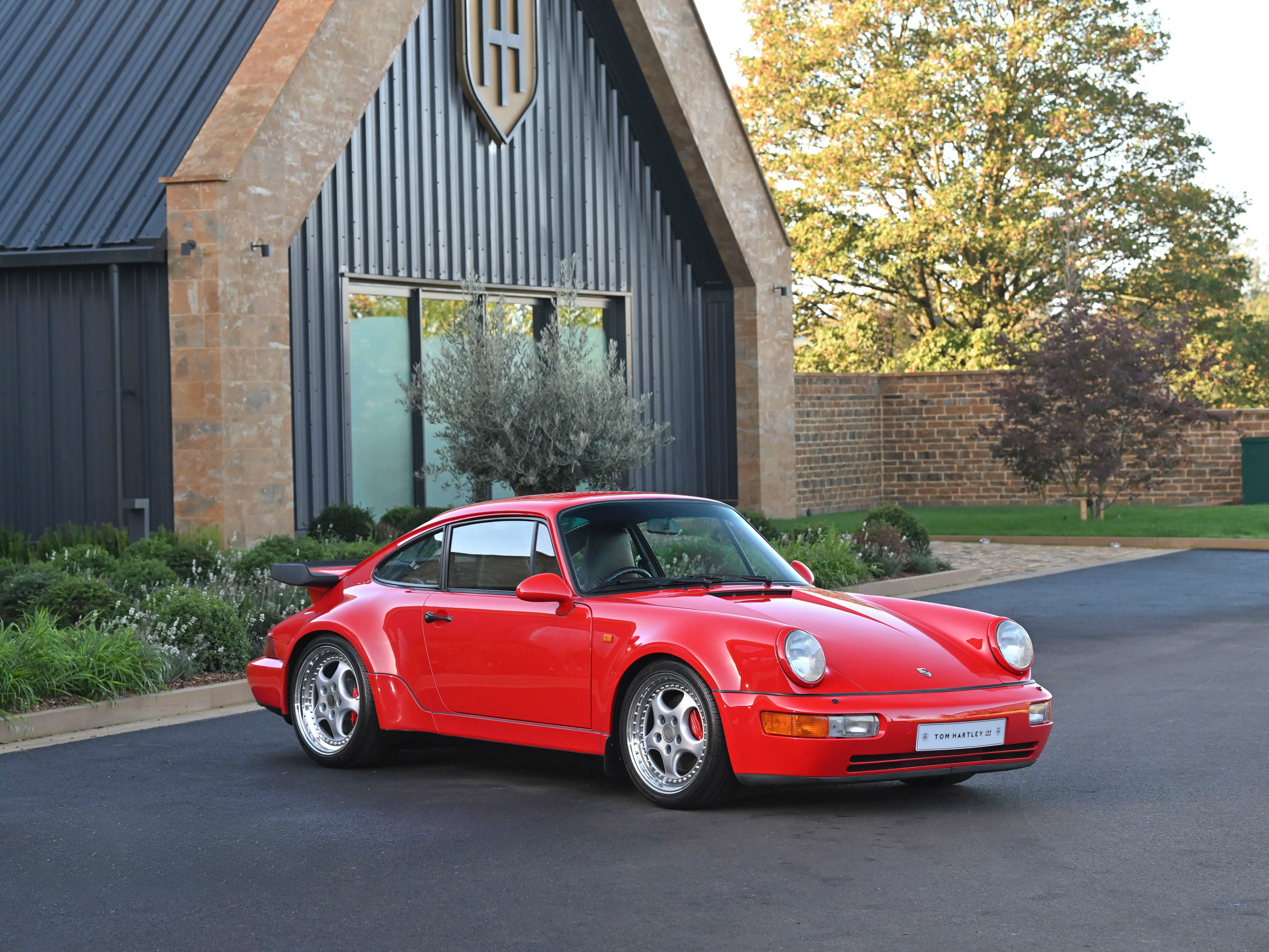 1994 Porsche 911 Turbo 3.6 X88 (964) en un concesionario especializado de Hook Norton, Reino Unido, foto principal