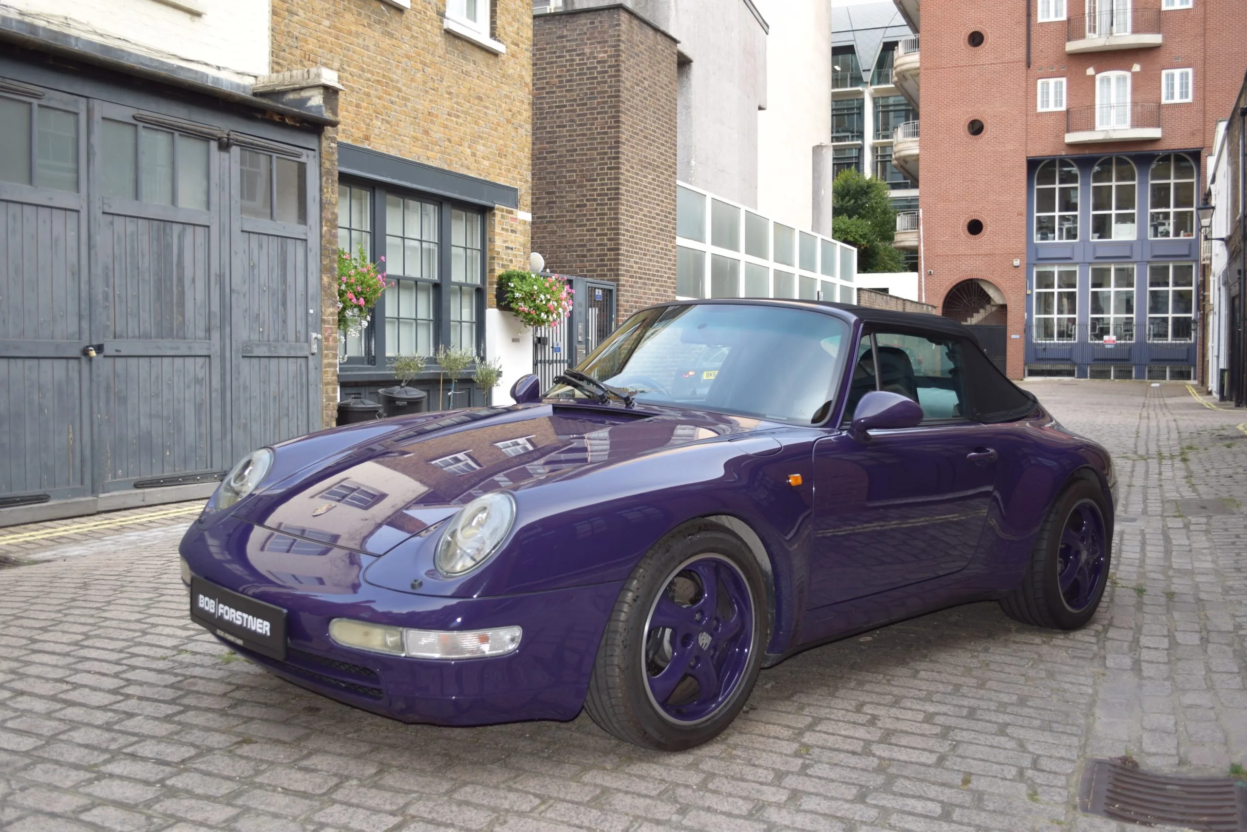 1995 Porsche 911 Carrera Cabriolet 993 proposée par un concessionnaire spécialisé à London, Royaume-Uni, photo principale