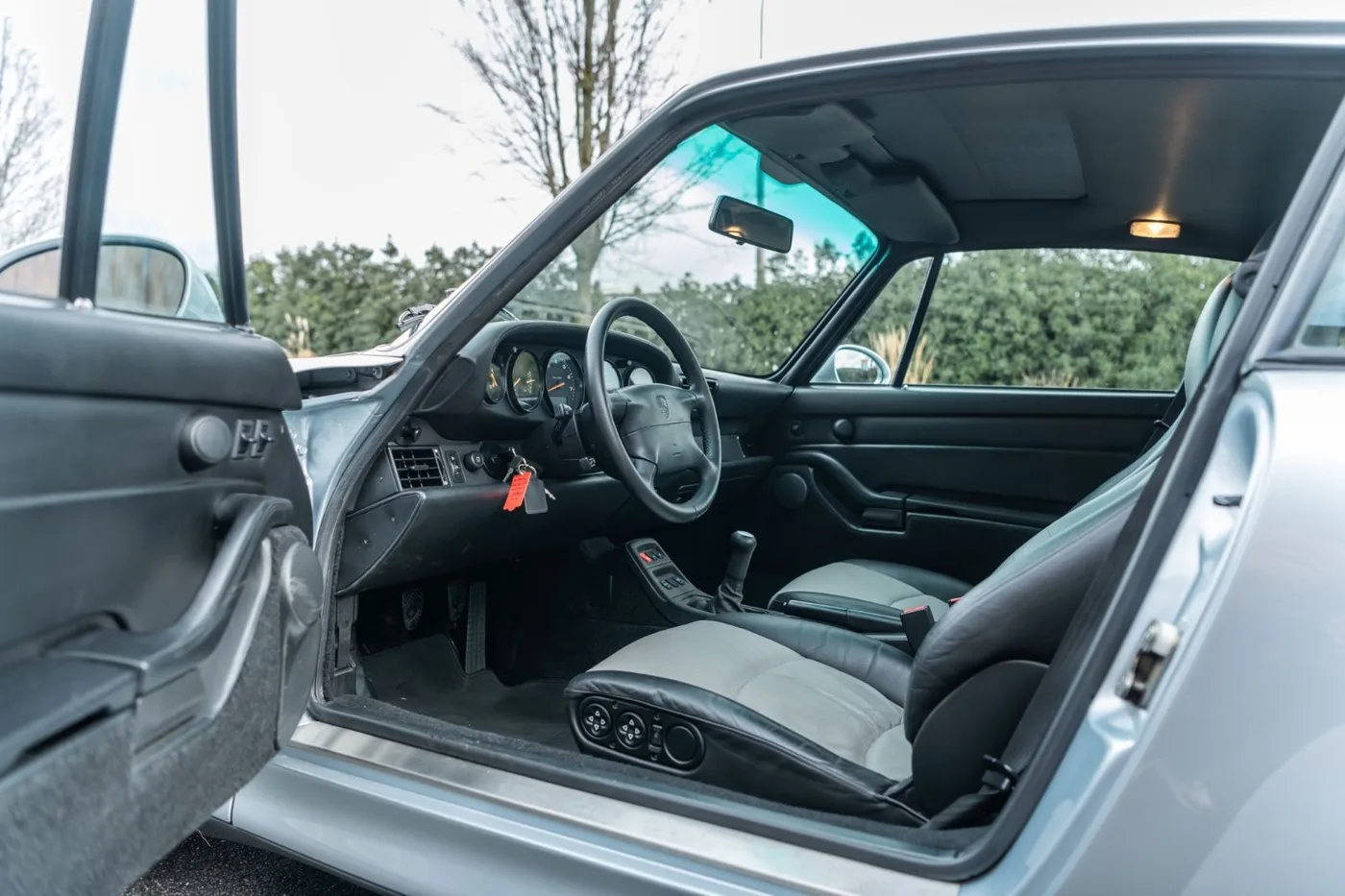 1995 Porsche 911 Turbo offered by a supercar dealer in Gronau, Germany, photo 16 of 25