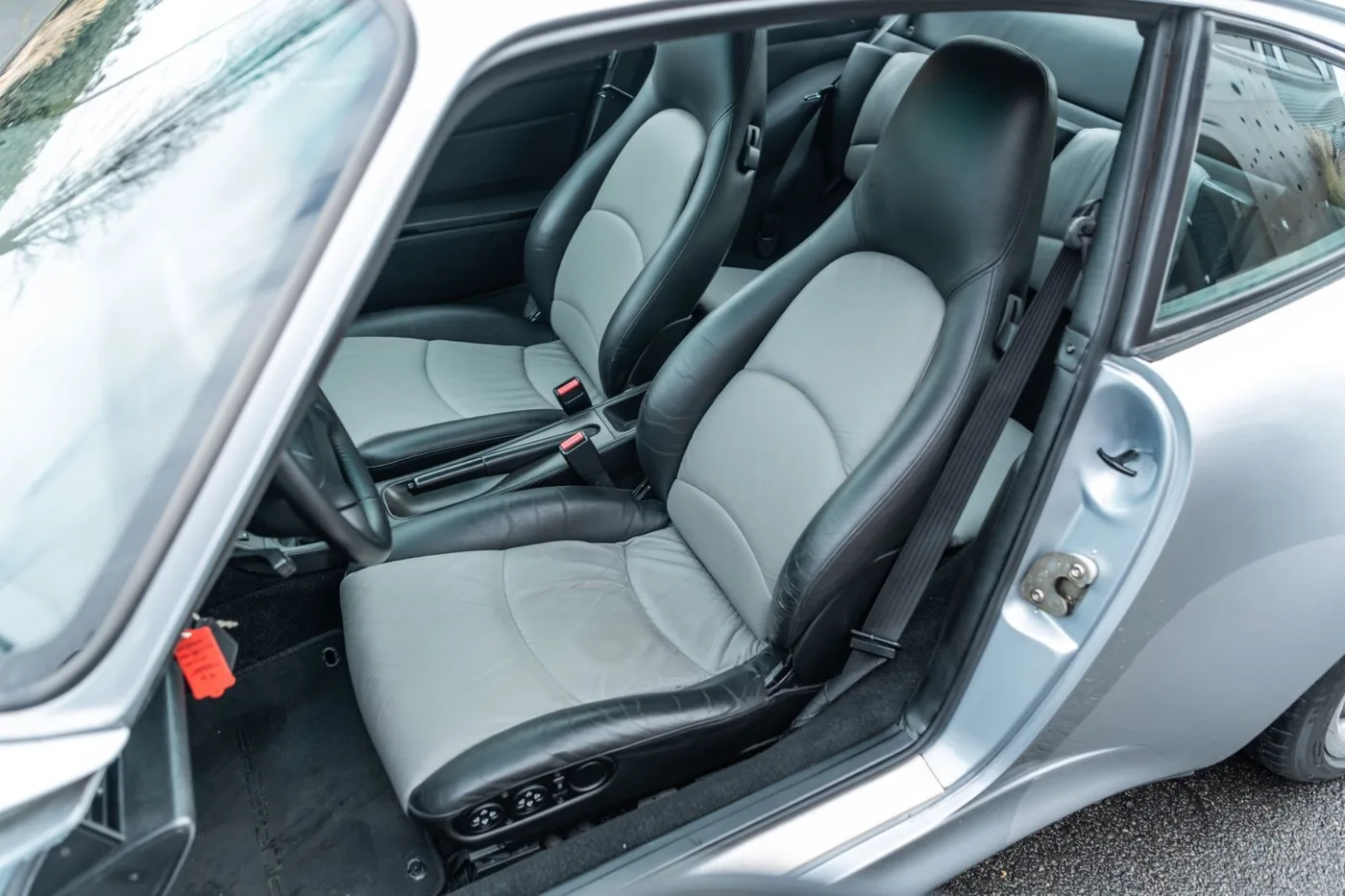 1995 Porsche 911 Turbo offered by a supercar dealer in Gronau, Germany, photo 17 of 25