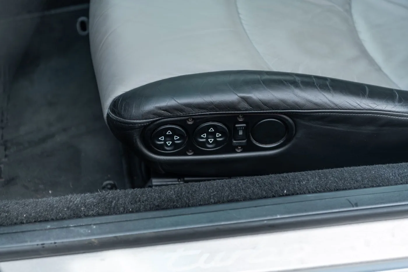 1995 Porsche 911 Turbo offered by a supercar dealer in Gronau, Germany, photo 18 of 25