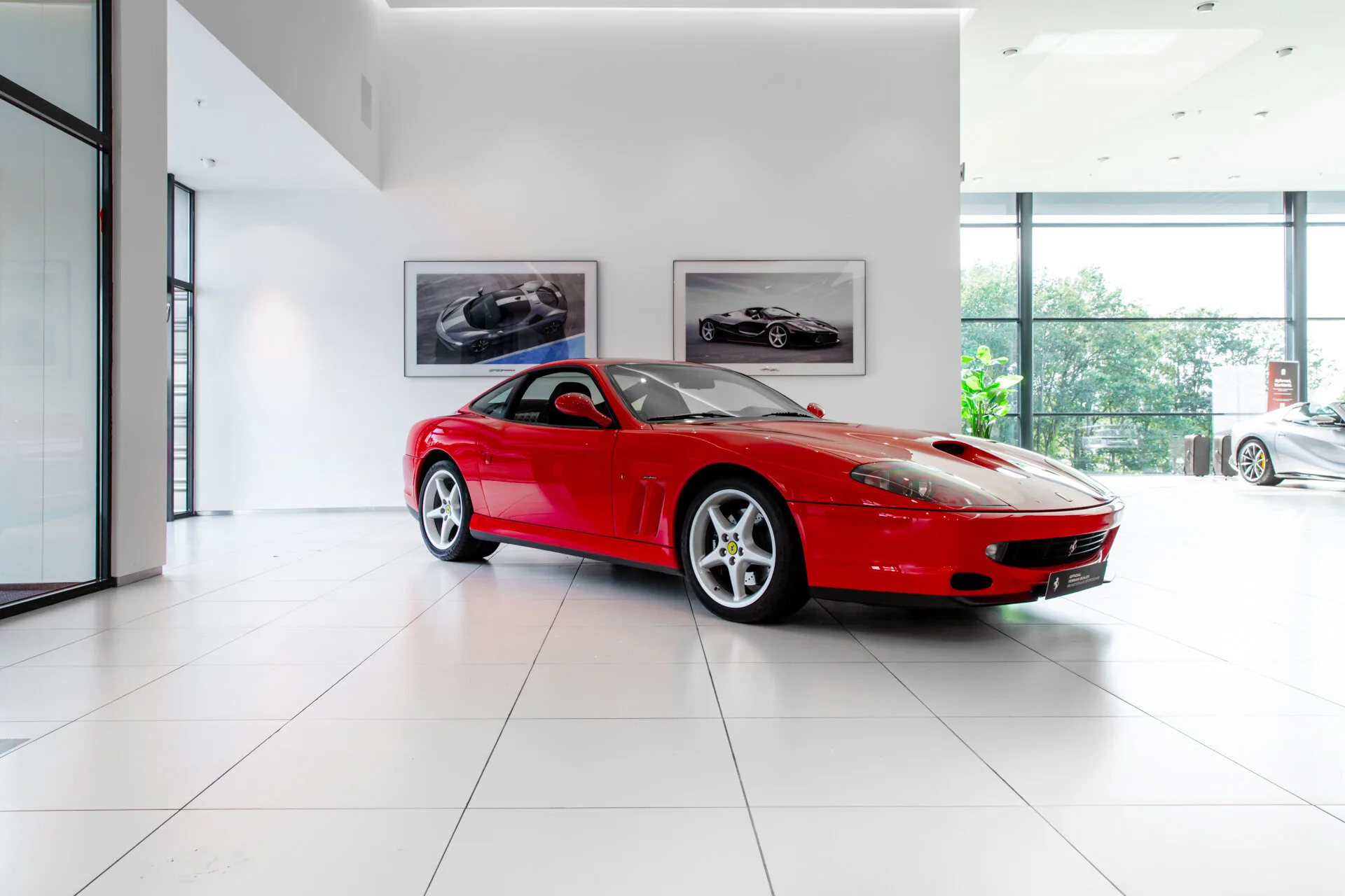 1996 Ferrari 550 Maranello proposée par un concessionnaire spécialisé à Hengelo, Pays-Bas, photo principale