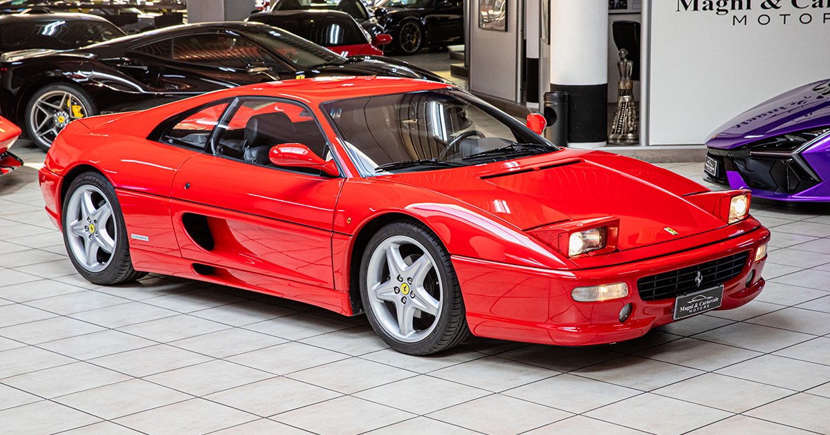 1996 Ferrari F355 Berlinetta proposée par un concessionnaire spécialisé à Milan, Italie, photo principale