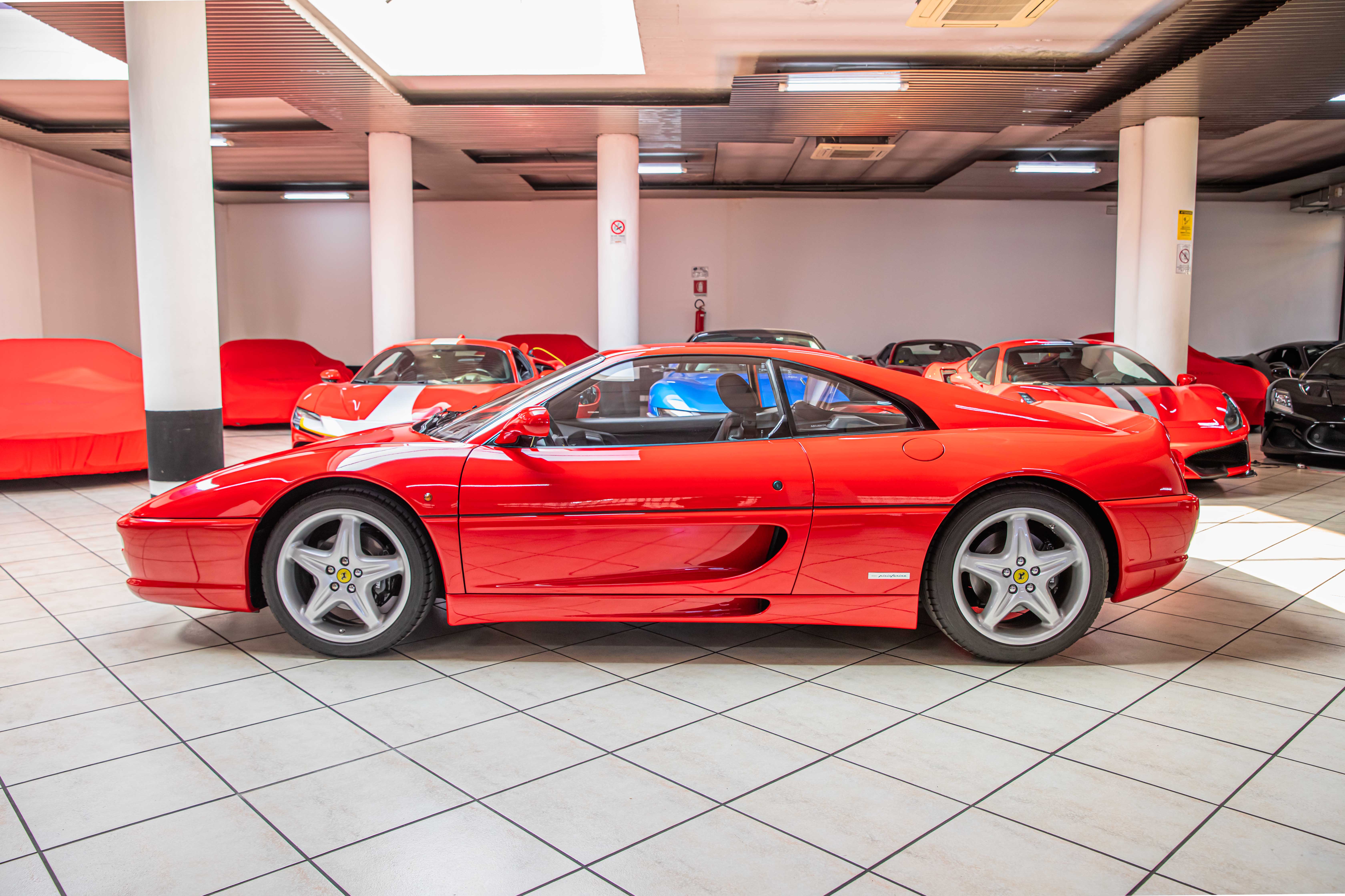 1996 Ferrari F355 Berlinetta angeboten von einem Fachhändler in Milan, Italien, Foto 8 von 20