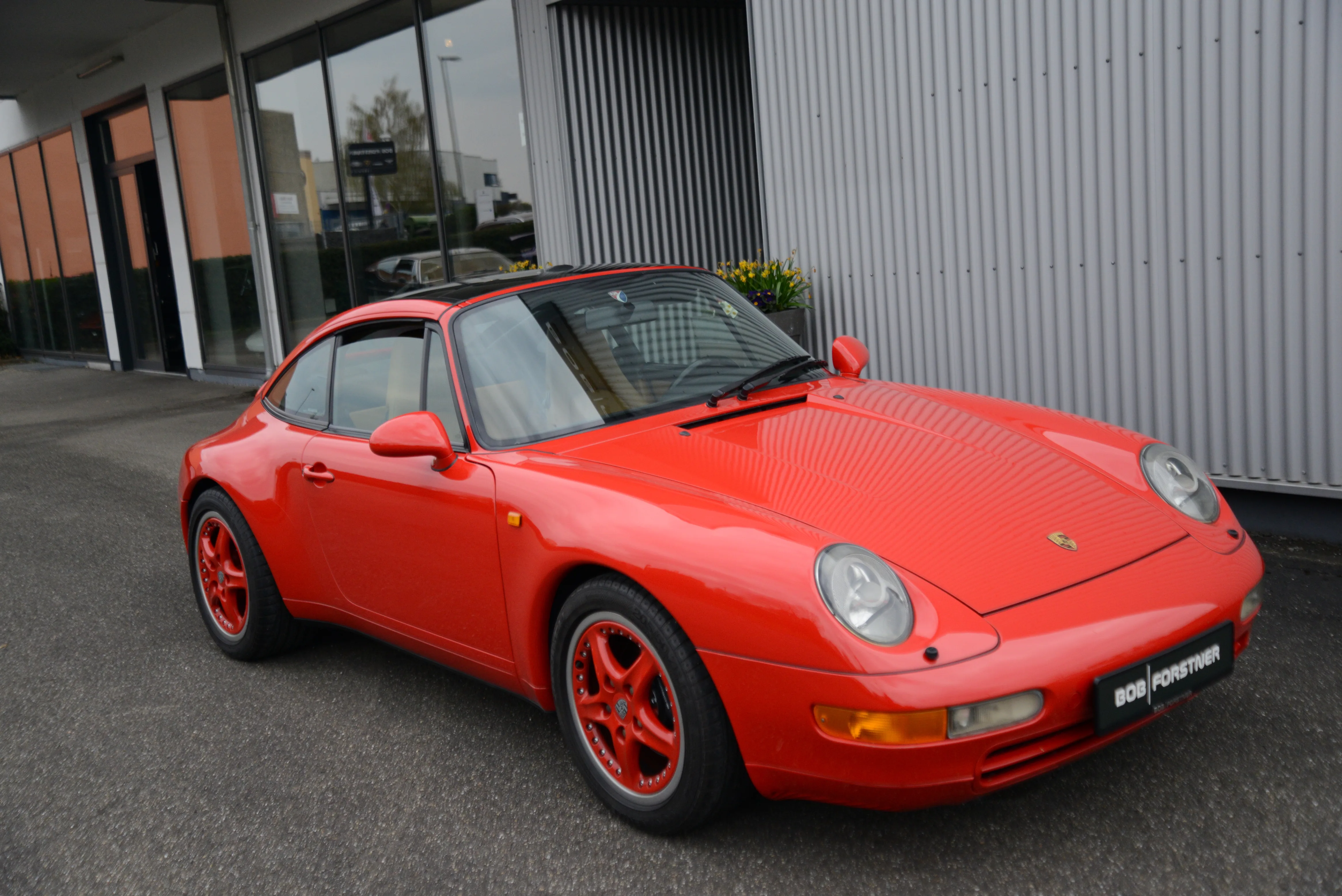1996 Porsche 911 Targa 993 proposée par un concessionnaire spécialisé à London, Royaume-Uni, photo principale