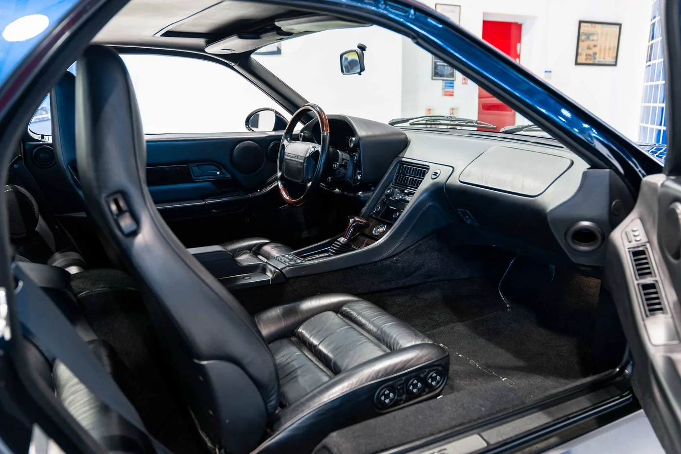 1996 Porsche 928 GTS angeboten von einem Oldtimerspezialisten in London, Vereinigtes Königreich, Foto 16 von 18