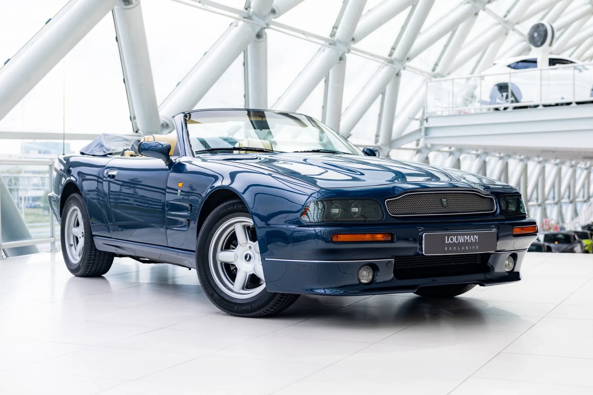 1997 Aston Martin V8 Volante proposée par un concessionnaire agréé McLaren et Morgan à Utrecht, Pays-Bas, photo principale