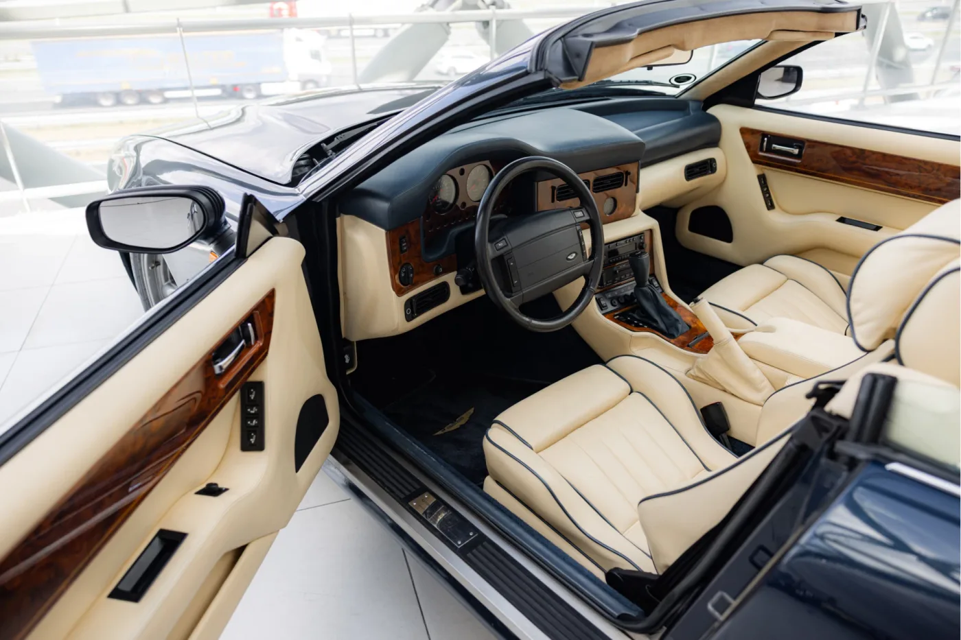 1997 Aston Martin V8 Volante angeboten von einem offiziellen McLaren und Morgan-Vertragshändler in Utrecht, Niederlande, Foto 3 von 25