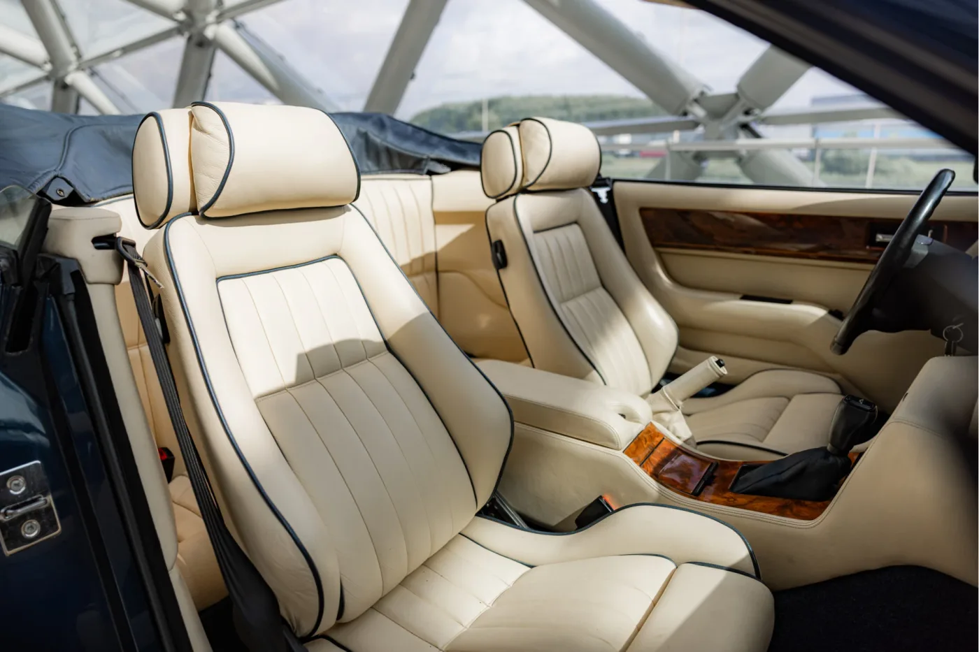 1997 Aston Martin V8 Volante angeboten von einem offiziellen McLaren und Morgan-Vertragshändler in Utrecht, Niederlande, Foto 4 von 25