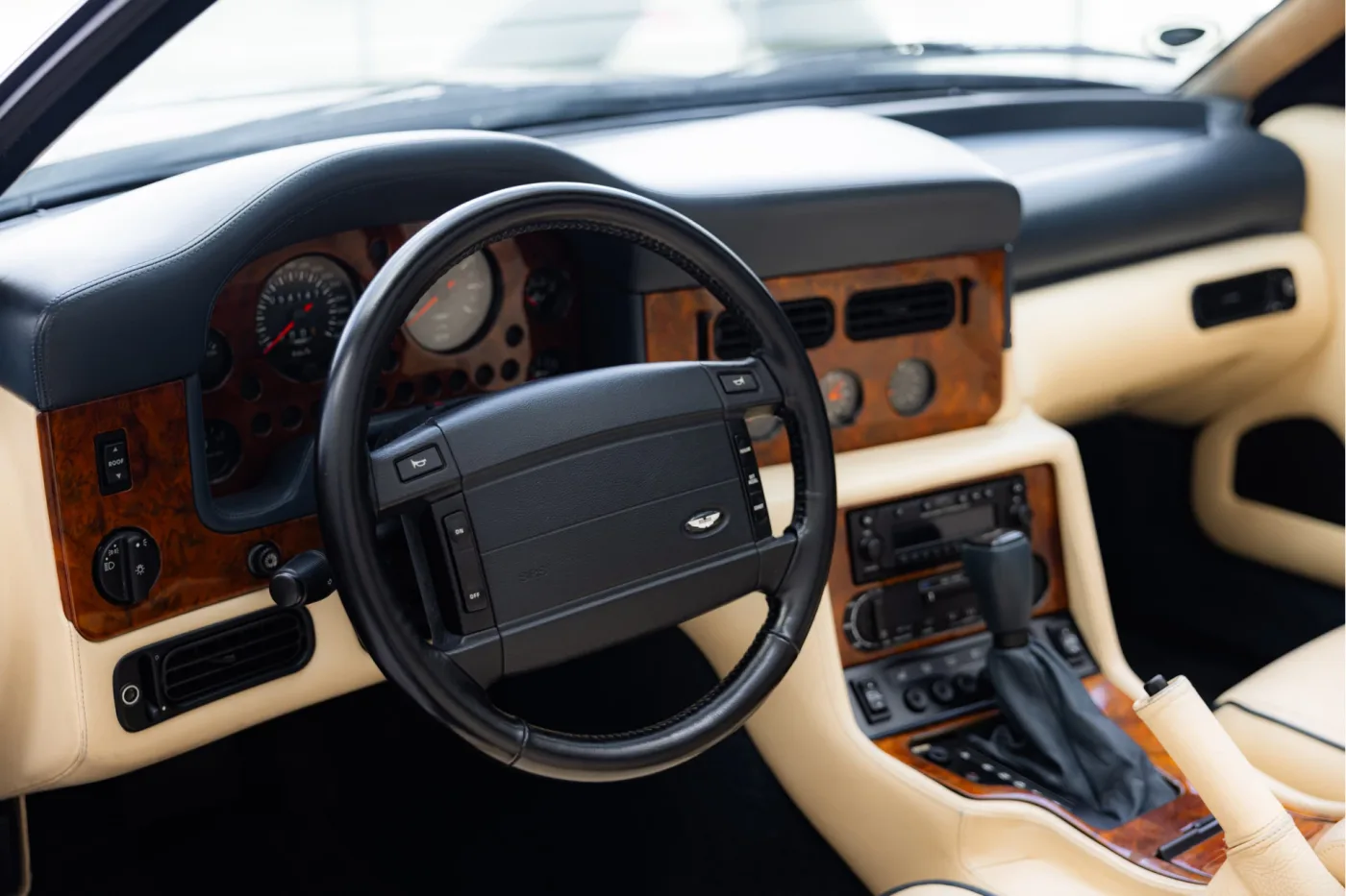 1997 Aston Martin V8 Volante angeboten von einem offiziellen McLaren und Morgan-Vertragshändler in Utrecht, Niederlande, Foto 13 von 25