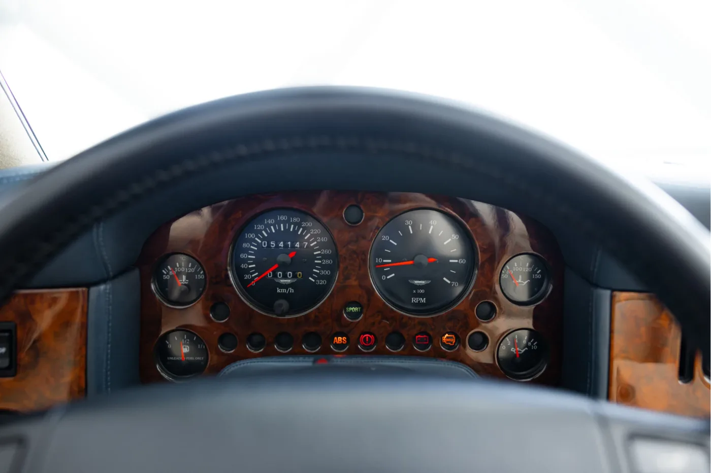 1997 Aston Martin V8 Volante angeboten von einem offiziellen McLaren und Morgan-Vertragshändler in Utrecht, Niederlande, Foto 15 von 25