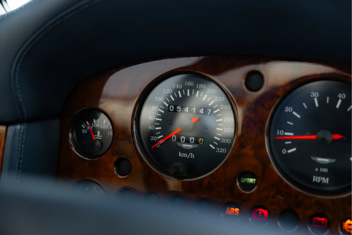 1997 Aston Martin V8 Volante angeboten von einem offiziellen McLaren und Morgan-Vertragshändler in Utrecht, Niederlande, Foto 16 von 25