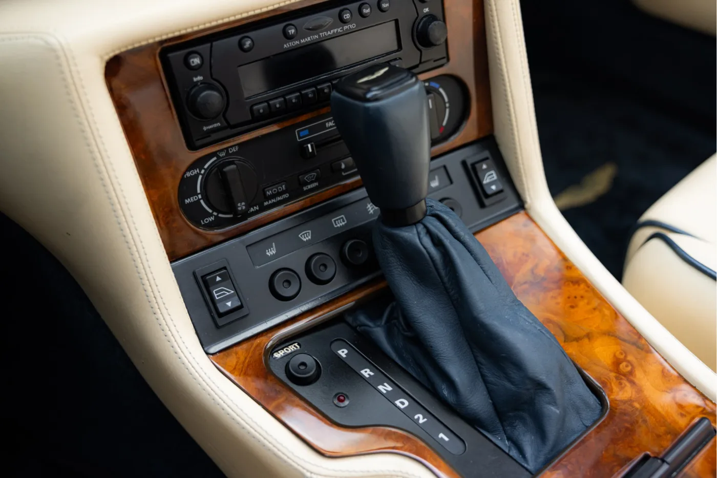 1997 Aston Martin V8 Volante angeboten von einem offiziellen McLaren und Morgan-Vertragshändler in Utrecht, Niederlande, Foto 18 von 25
