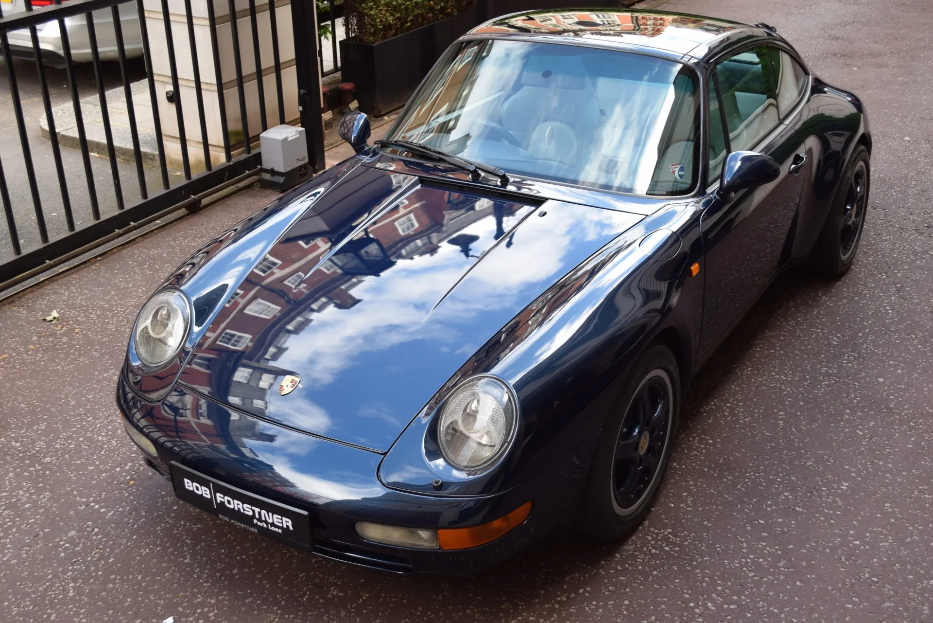 1997 Porsche 911 Targa 993 proposée par un concessionnaire spécialisé à London, Royaume-Uni, photo principale
