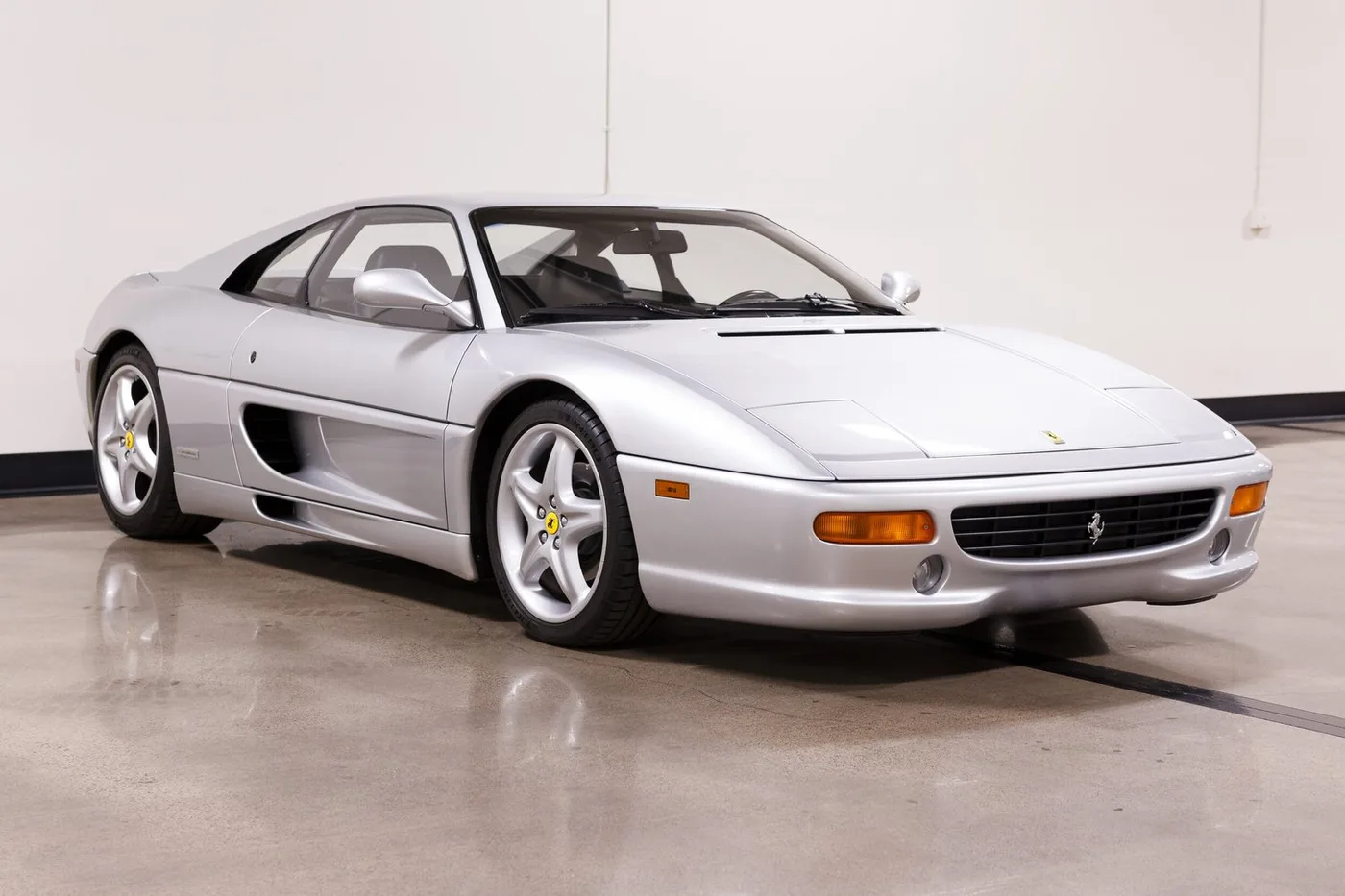 1998 Ferrari F355 Berlinetta F1 verkauft von einem Fachhändler in Costa Mesa, Vereinigte Staaten, Foto 2 von 15