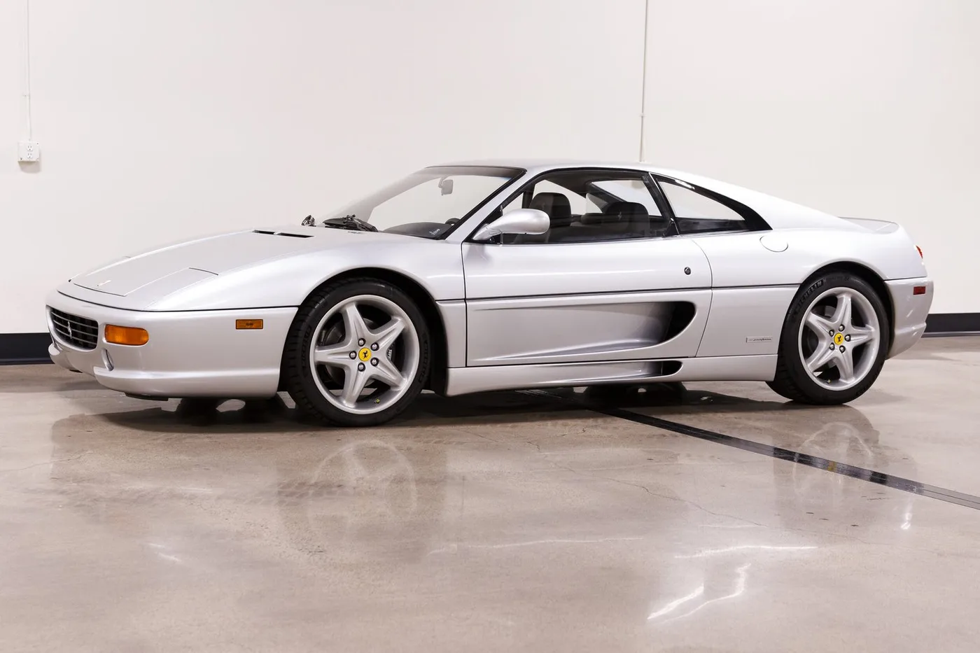 1998 Ferrari F355 Berlinetta F1 verkauft von einem Fachhändler in Costa Mesa, Vereinigte Staaten, Foto 5 von 15