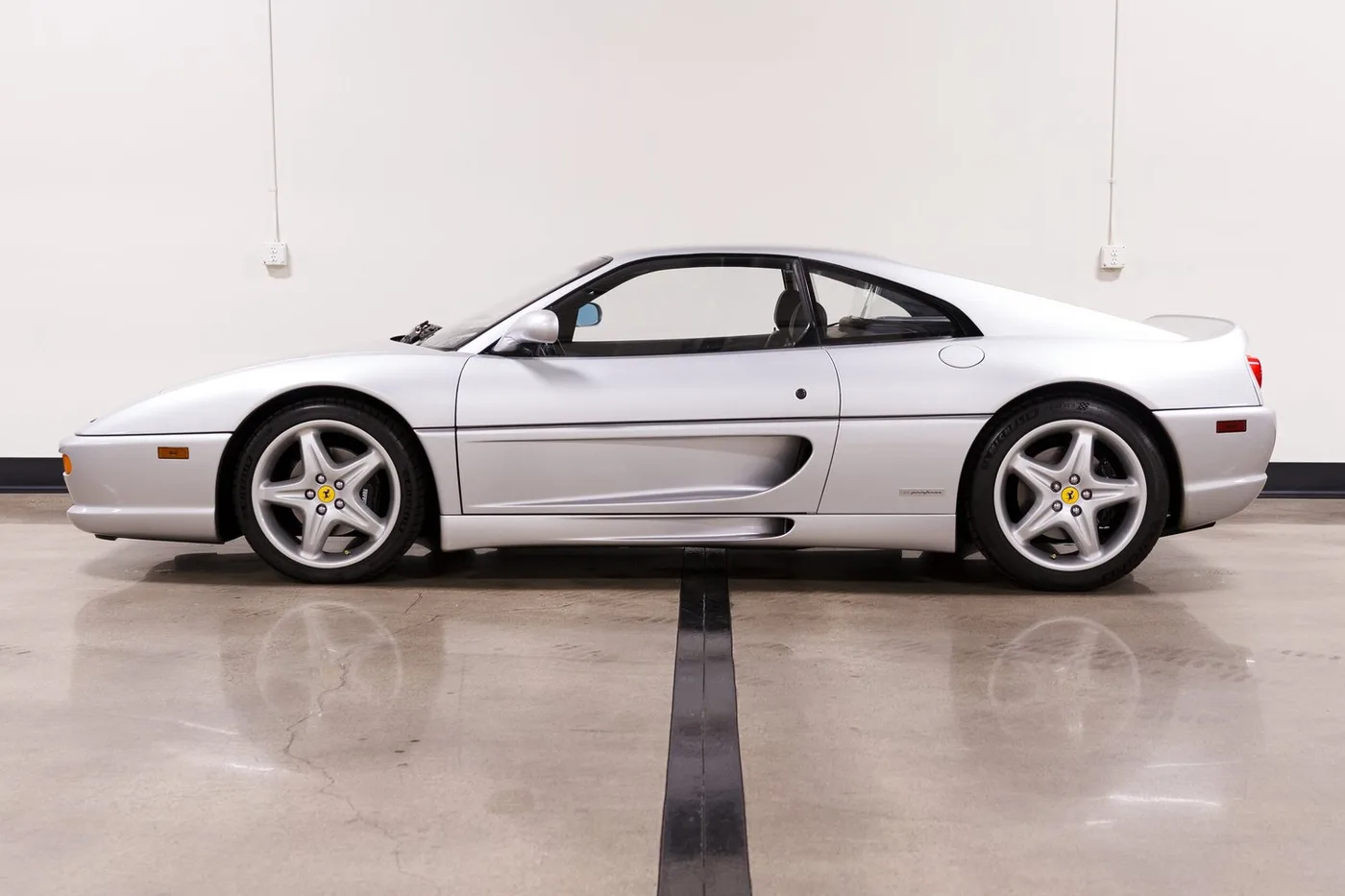 1998 Ferrari F355 Berlinetta F1 verkauft von einem Fachhändler in Costa Mesa, Vereinigte Staaten, Foto 6 von 15