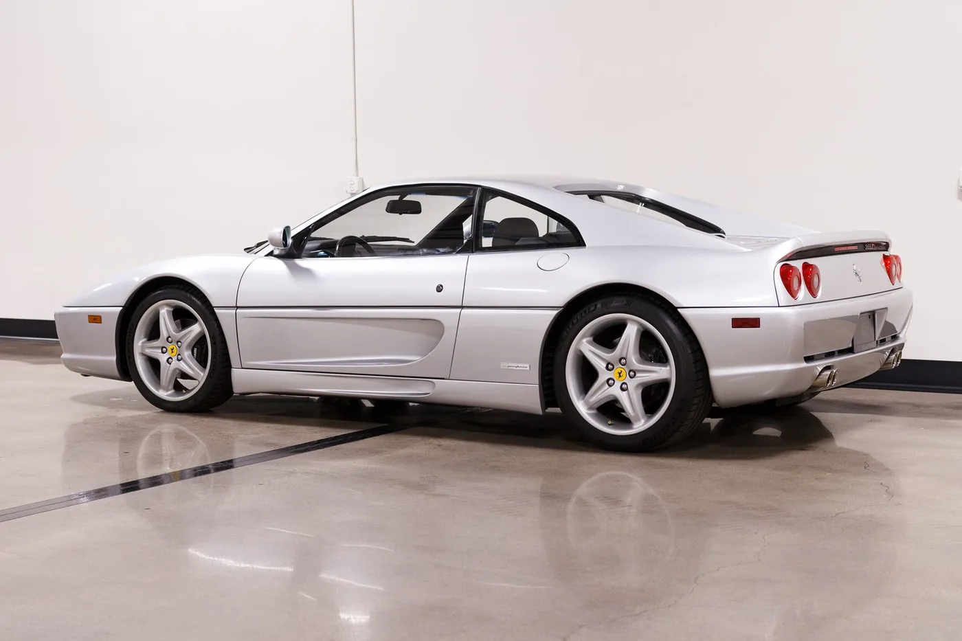 1998 Ferrari F355 Berlinetta F1 verkauft von einem Fachhändler in Costa Mesa, Vereinigte Staaten, Foto 7 von 15