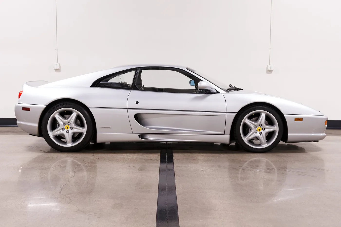 1998 Ferrari F355 Berlinetta F1 verkauft von einem Fachhändler in Costa Mesa, Vereinigte Staaten, Foto 9 von 15