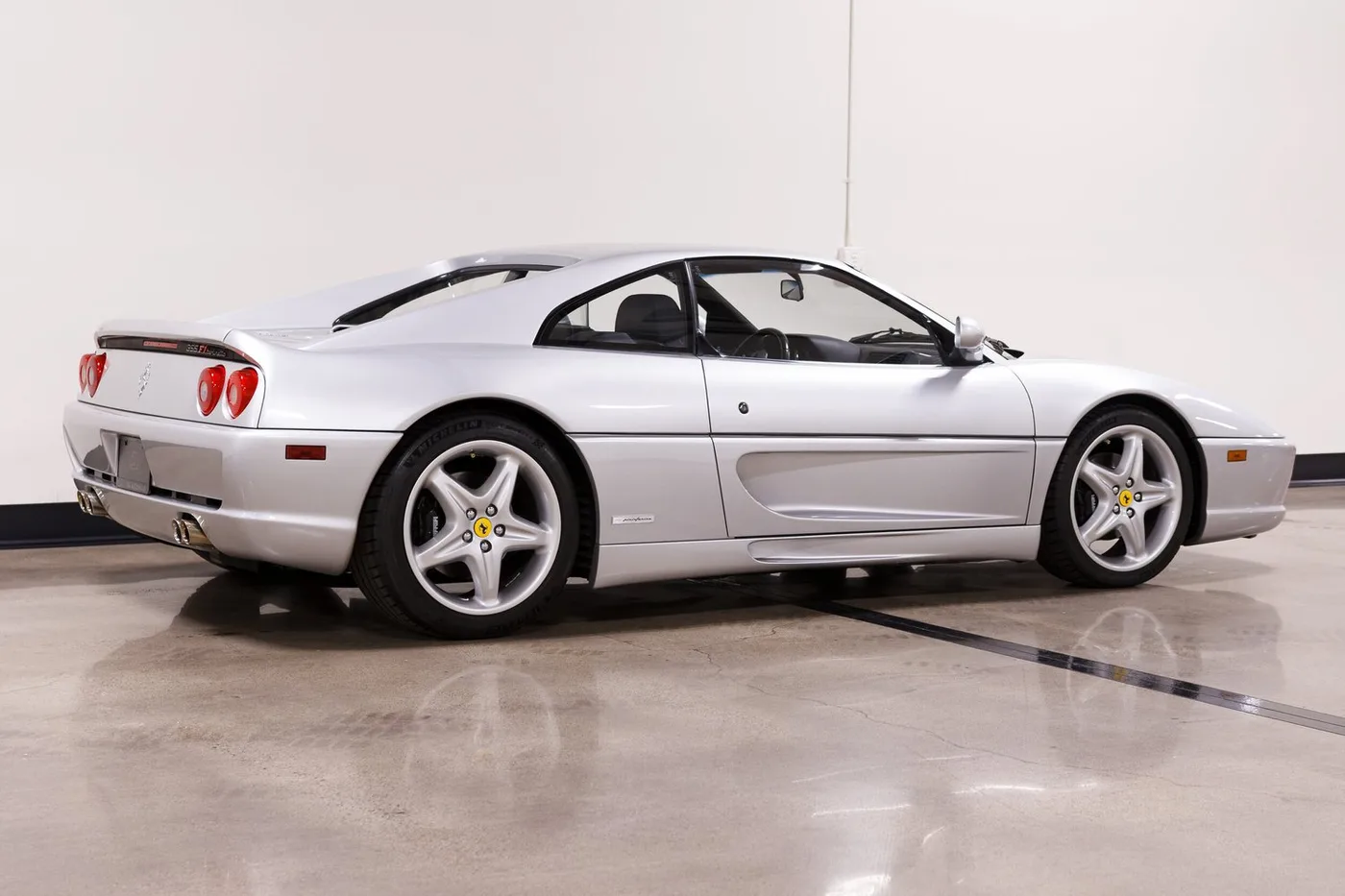 1998 Ferrari F355 Berlinetta F1 verkauft von einem Fachhändler in Costa Mesa, Vereinigte Staaten, Foto 10 von 15