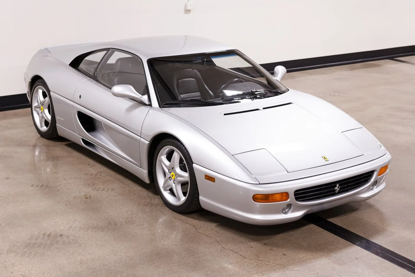 1998 Ferrari F355 Berlinetta F1 verkauft von einem Fachhändler in Costa Mesa, Vereinigte Staaten, Foto 13 von 15