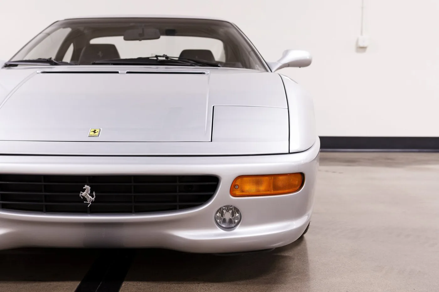 1998 Ferrari F355 Berlinetta F1 verkauft von einem Fachhändler in Costa Mesa, Vereinigte Staaten, Foto 14 von 15