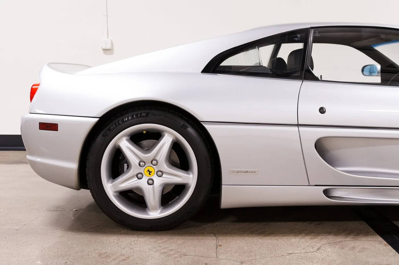 1998 Ferrari F355 Berlinetta F1 verkauft von einem Fachhändler in Costa Mesa, Vereinigte Staaten, Foto 15 von 15