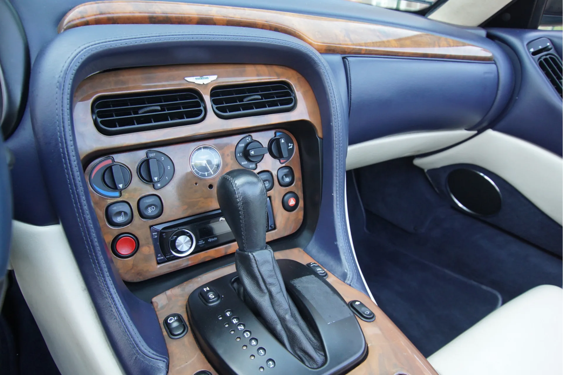 2000 Aston Martin DB7 Vantage Volante, 29/30