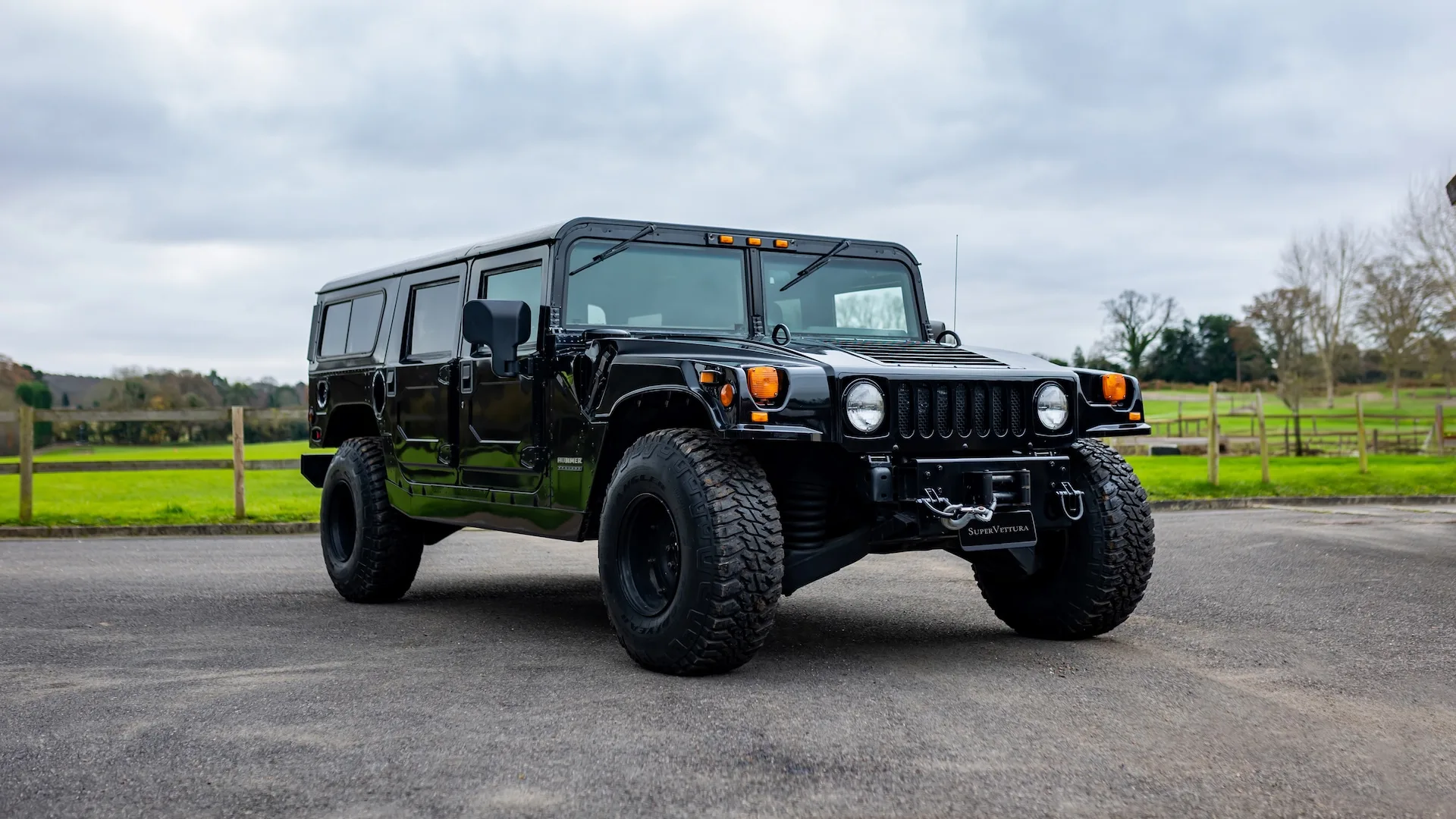 2000 Hummer H1 proposée par un concessionnaire spécialisé à Sunningdale, Royaume-Uni, photo principale