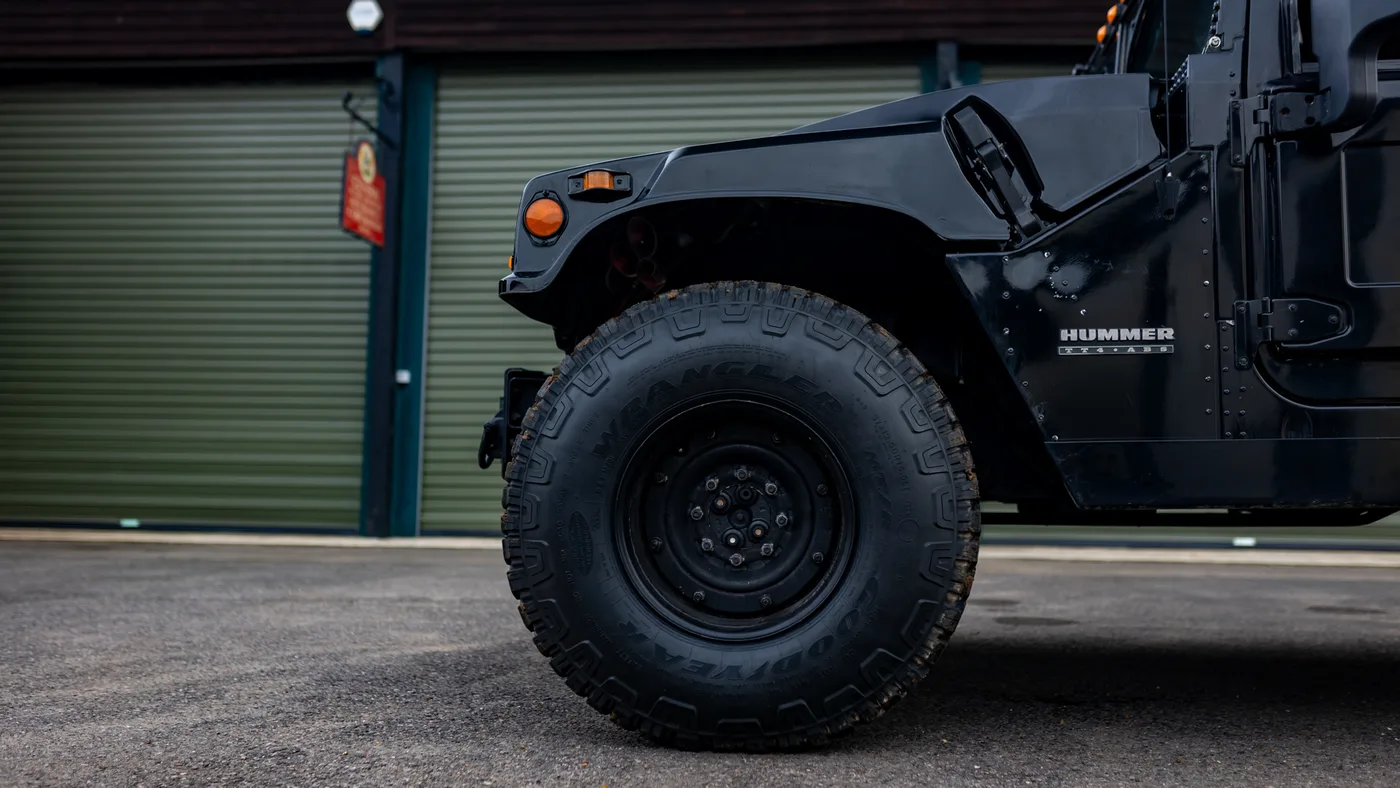 2000 Hummer H1 offered by a specialist dealer in Sunningdale, United Kingdom, photo 8 of 10