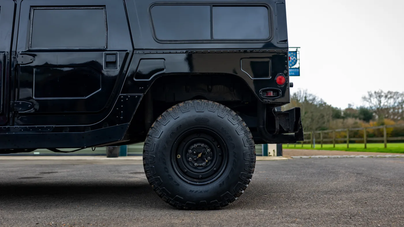 2000 Hummer H1 offered by a specialist dealer in Sunningdale, United Kingdom, photo 9 of 10