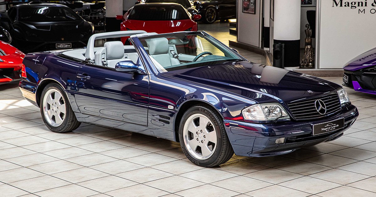 2000 Mercedes-Benz SL 500 proposée par un concessionnaire spécialisé à Milan, Italie, photo principale