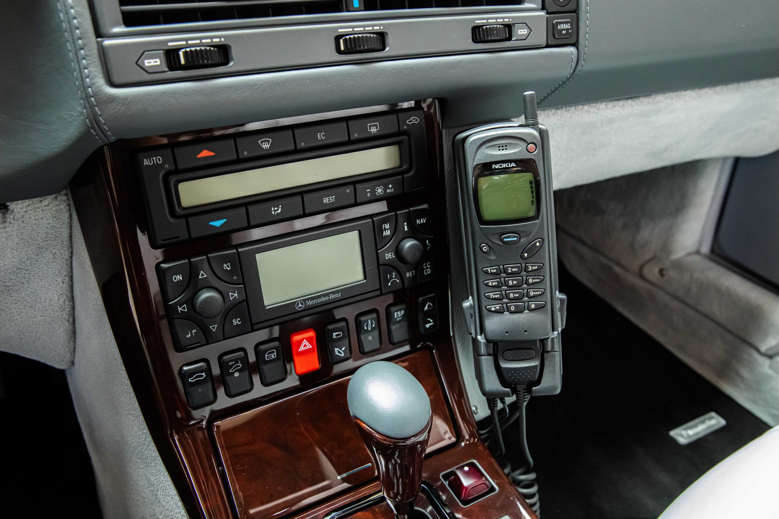 2000 Mercedes-Benz SL 500 proposée par un concessionnaire spécialisé à Milan, Italie, photo 3 sur 20