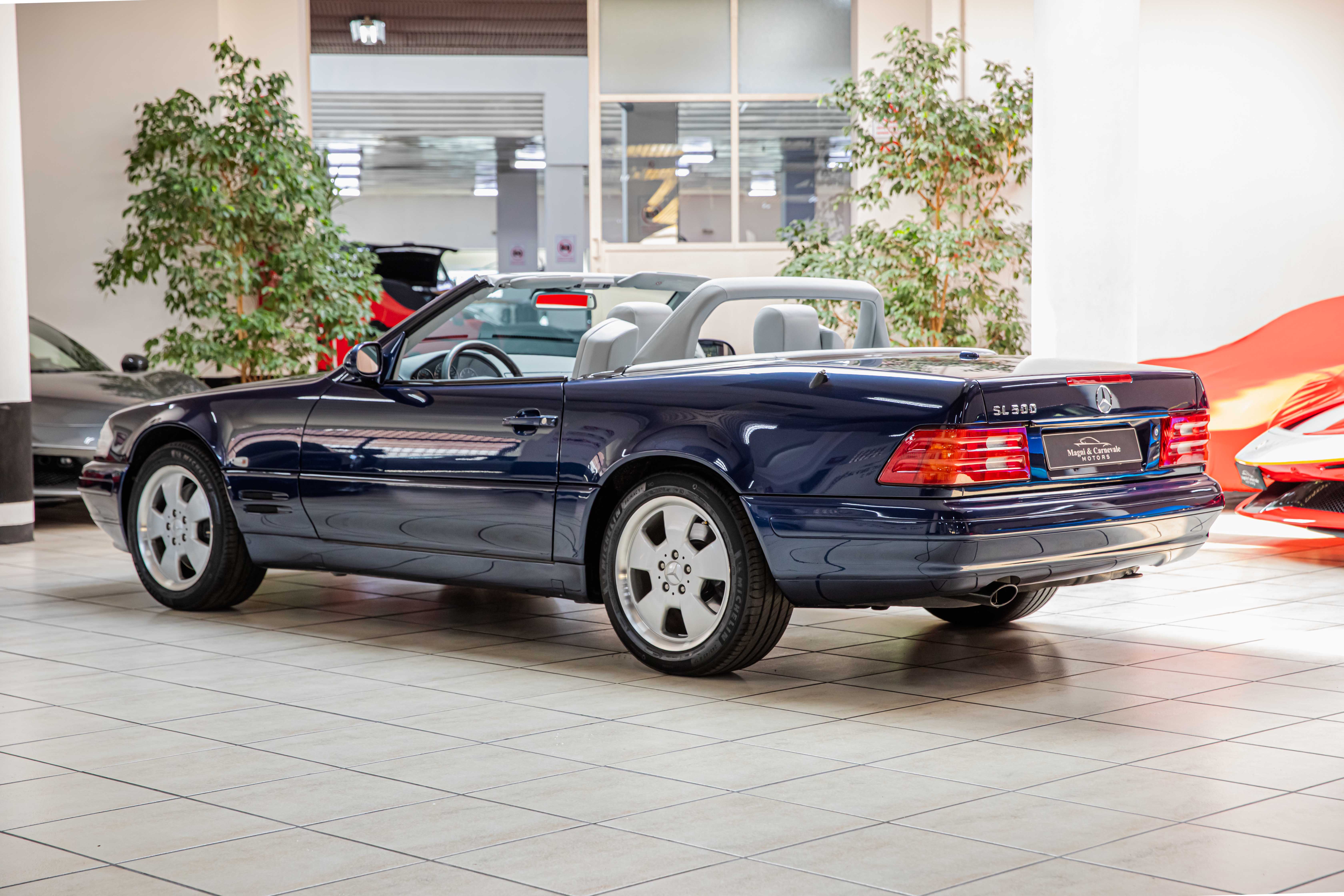 2000 Mercedes-Benz SL 500 proposée par un concessionnaire spécialisé à Milan, Italie, photo 6 sur 20