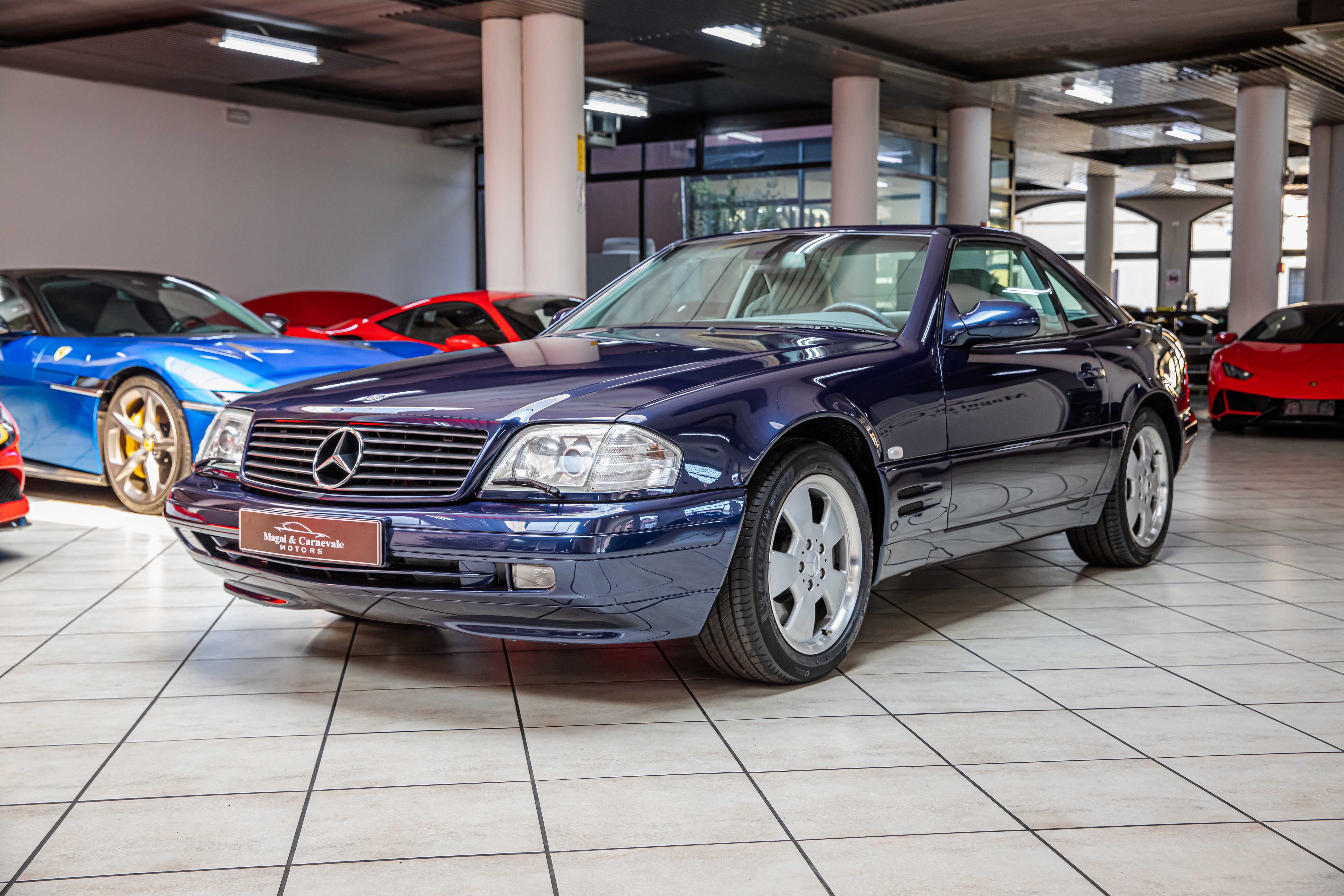 2000 Mercedes-Benz SL 500 proposée par un concessionnaire spécialisé à Milan, Italie, photo 10 sur 20