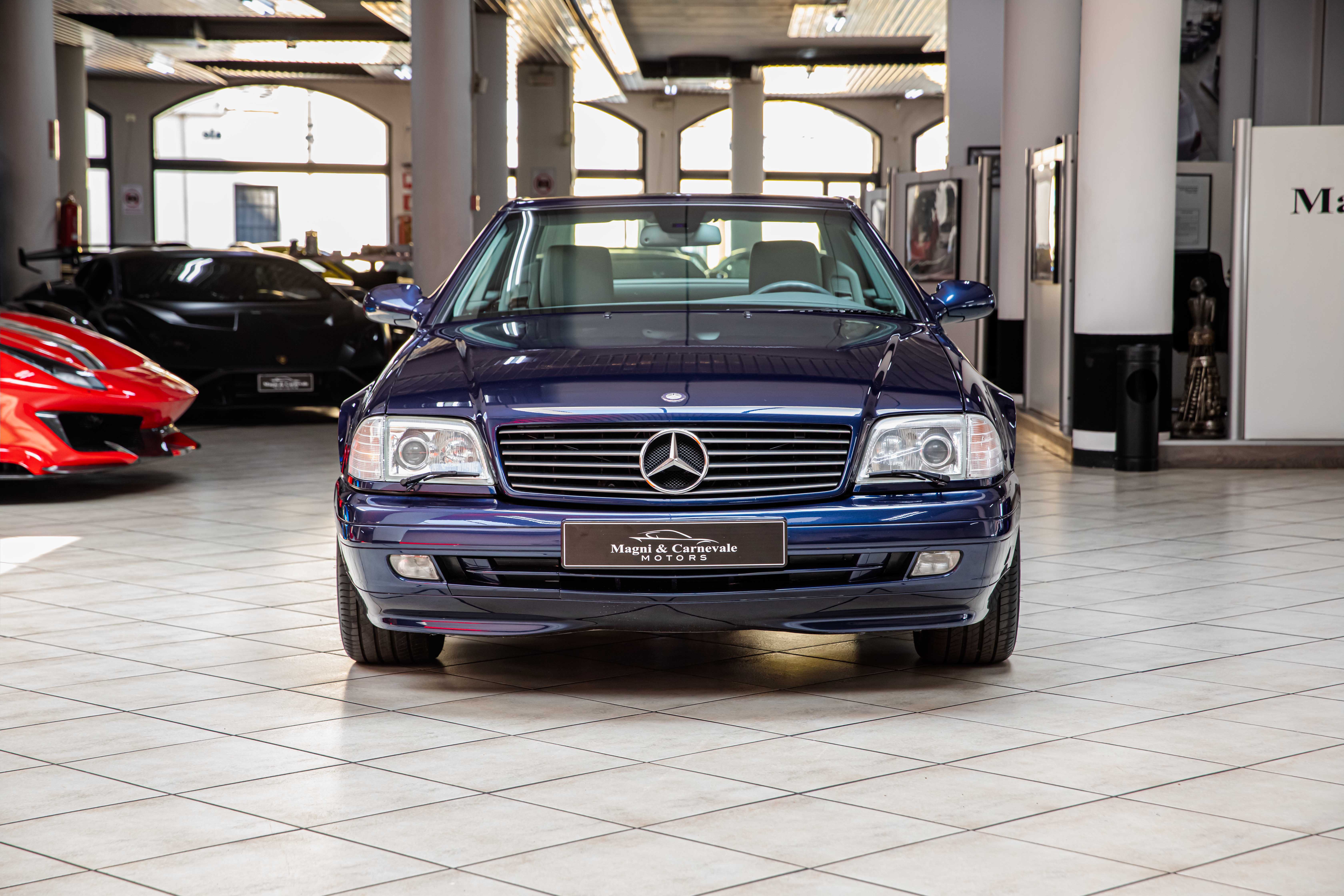 2000 Mercedes-Benz SL 500 proposée par un concessionnaire spécialisé à Milan, Italie, photo 11 sur 20