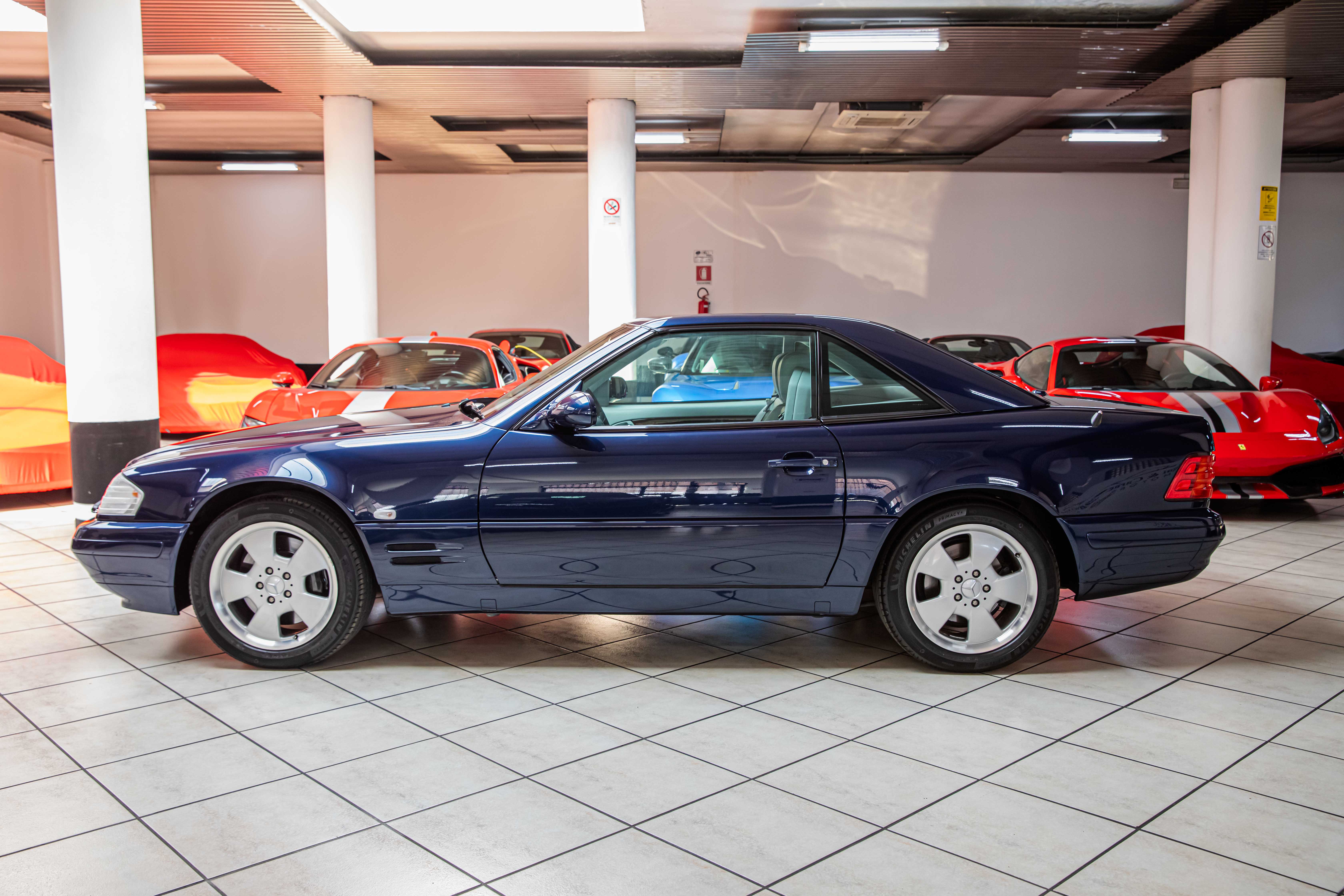 2000 Mercedes-Benz SL 500 proposée par un concessionnaire spécialisé à Milan, Italie, photo 12 sur 20