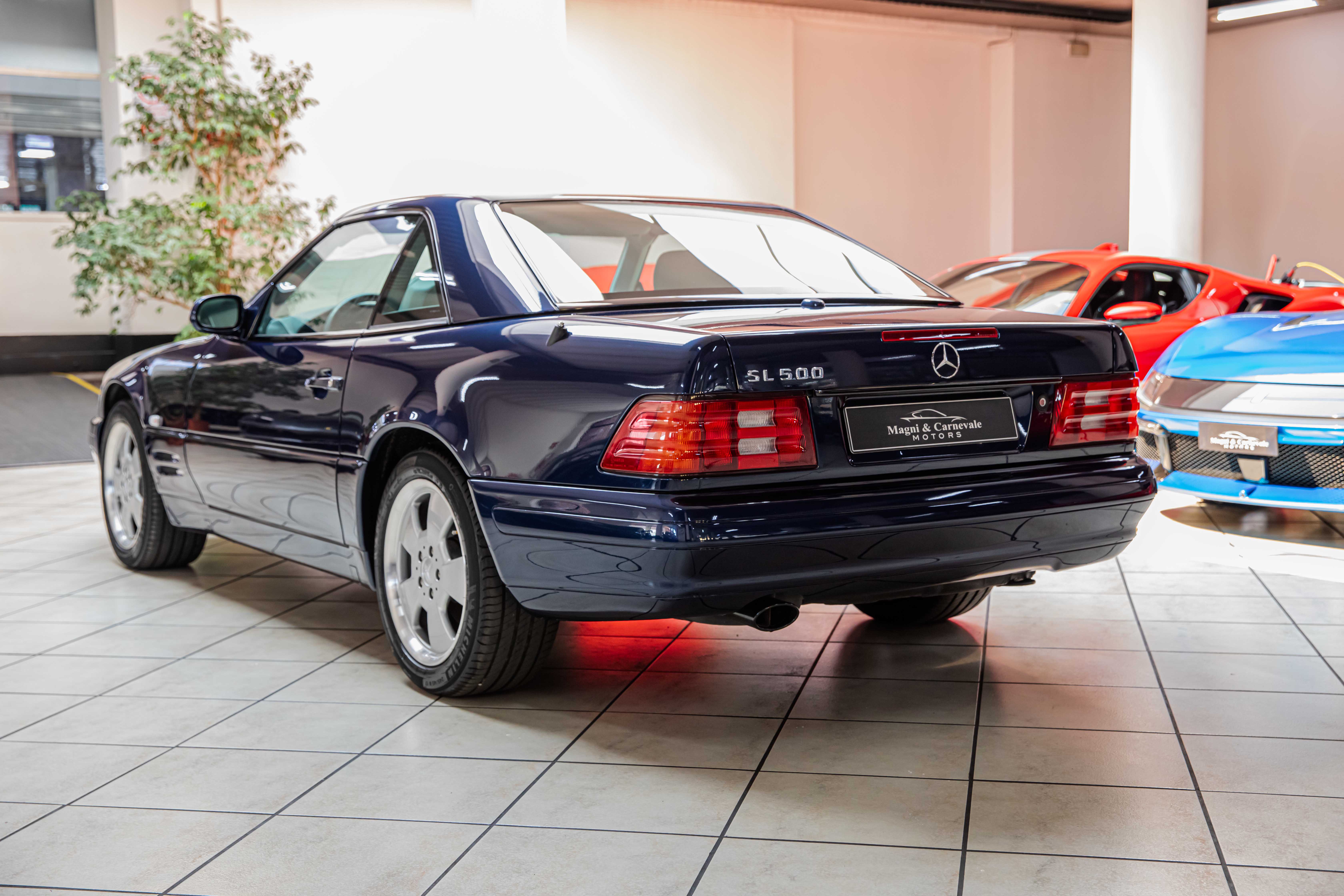 2000 Mercedes-Benz SL 500 proposée par un concessionnaire spécialisé à Milan, Italie, photo 13 sur 20